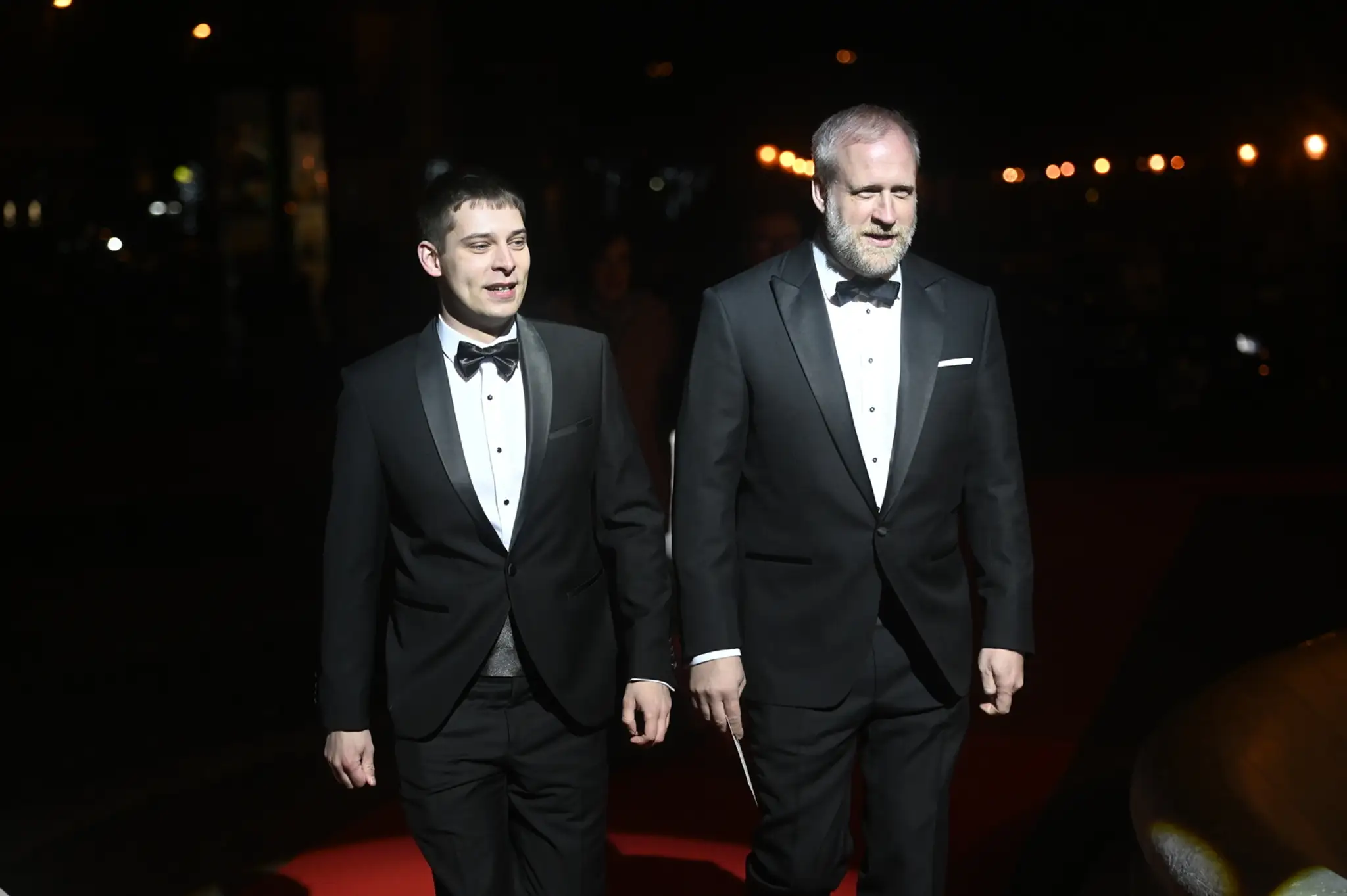 Zľava Robert Abela, Joseph Muscat (chrbtom) a Chris Fearne.