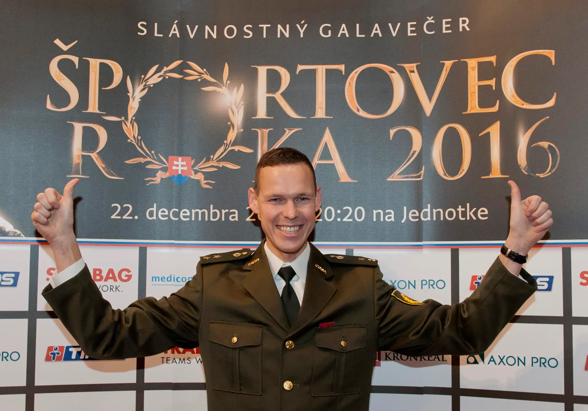 Na snímke slovenský reprezentant v chôdzi Matej Tóth pózuje počas príchodu na galavečer Športovec roka 2016.
