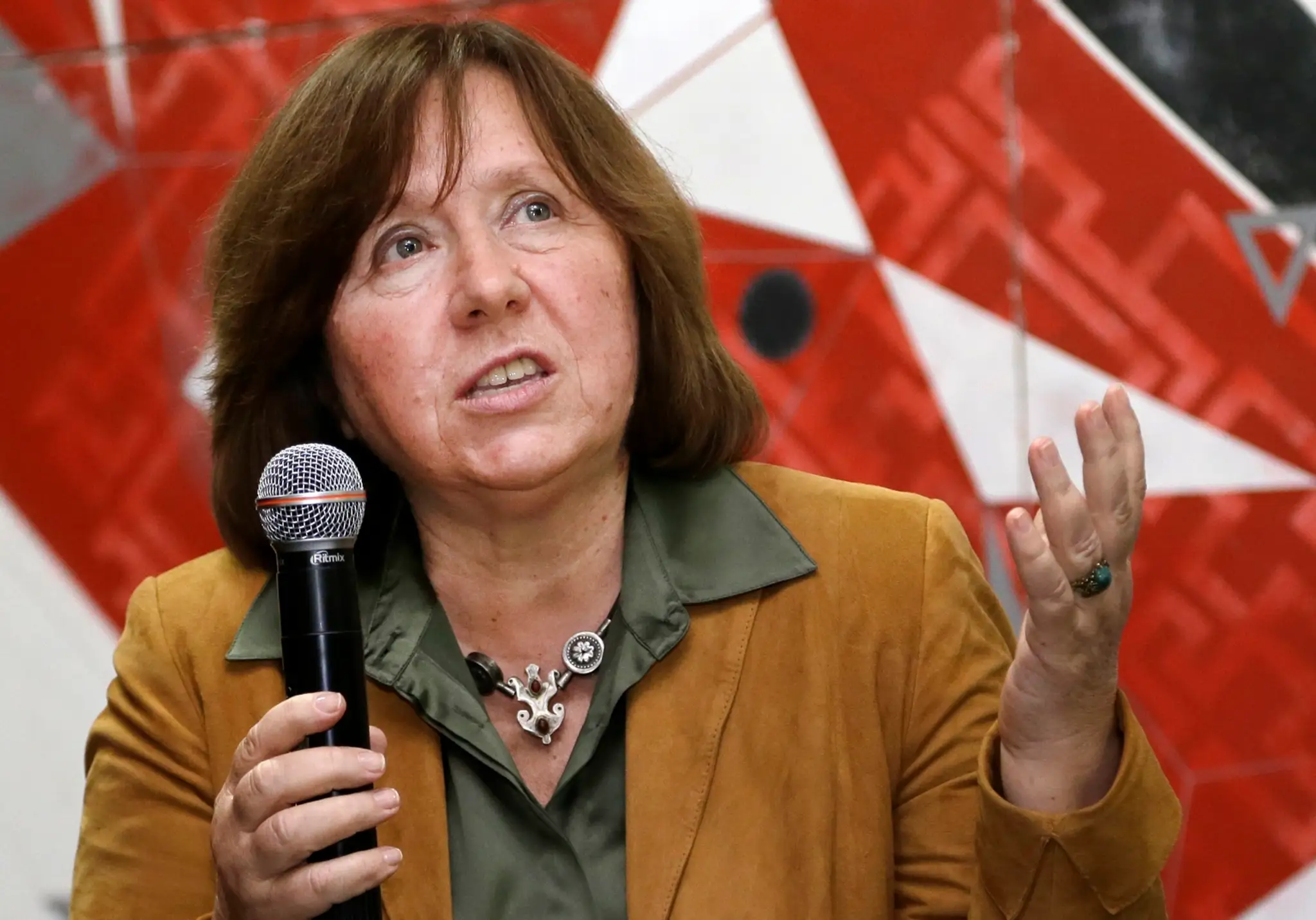 Nobelovu cenu za literatúru získala bieloruská autorka Svetlana Alexijevičová