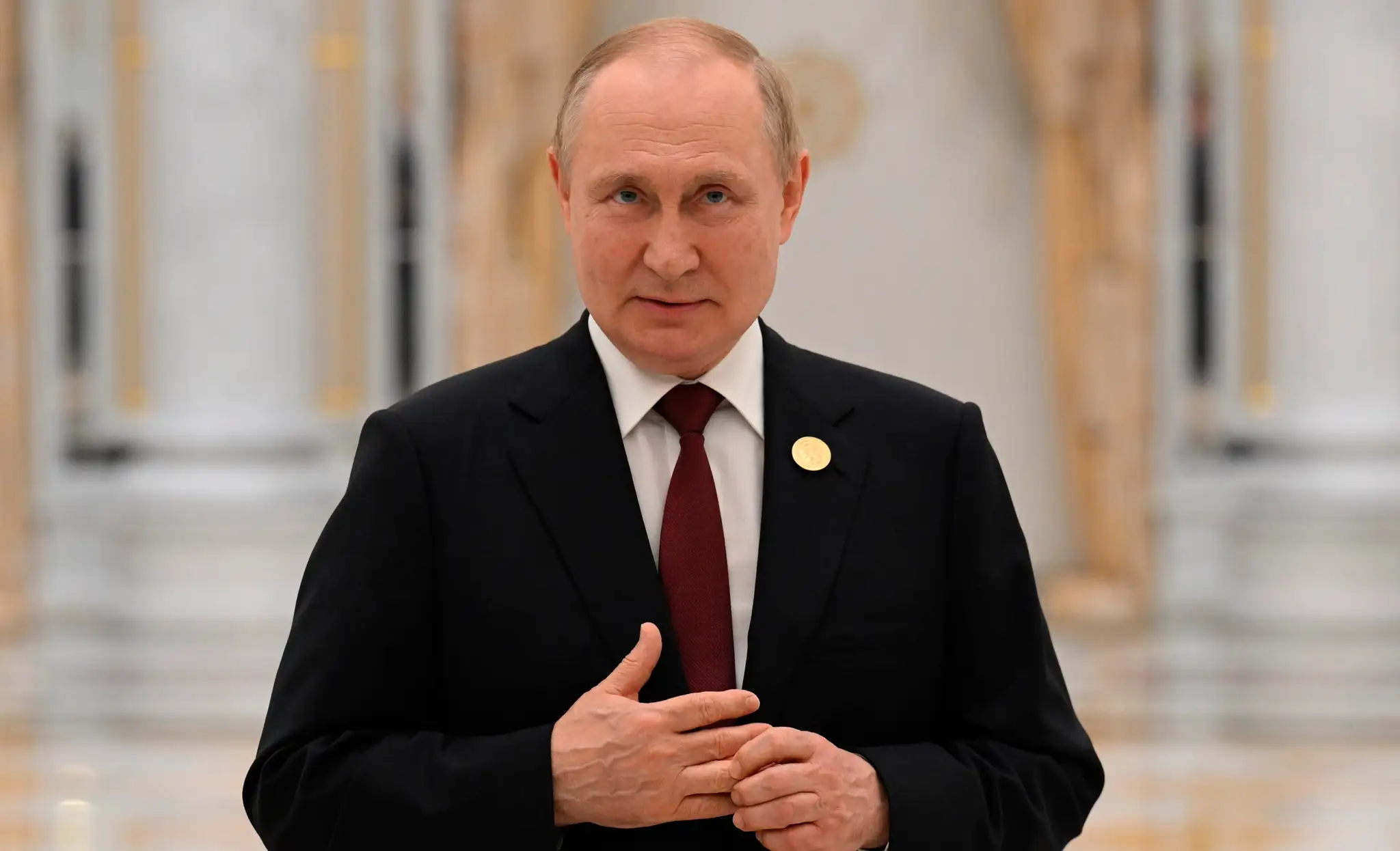 Ruský prezident Vladimir Putin hovorí k novinárom počas kaspického summitu v turkménskom Ašchabade.