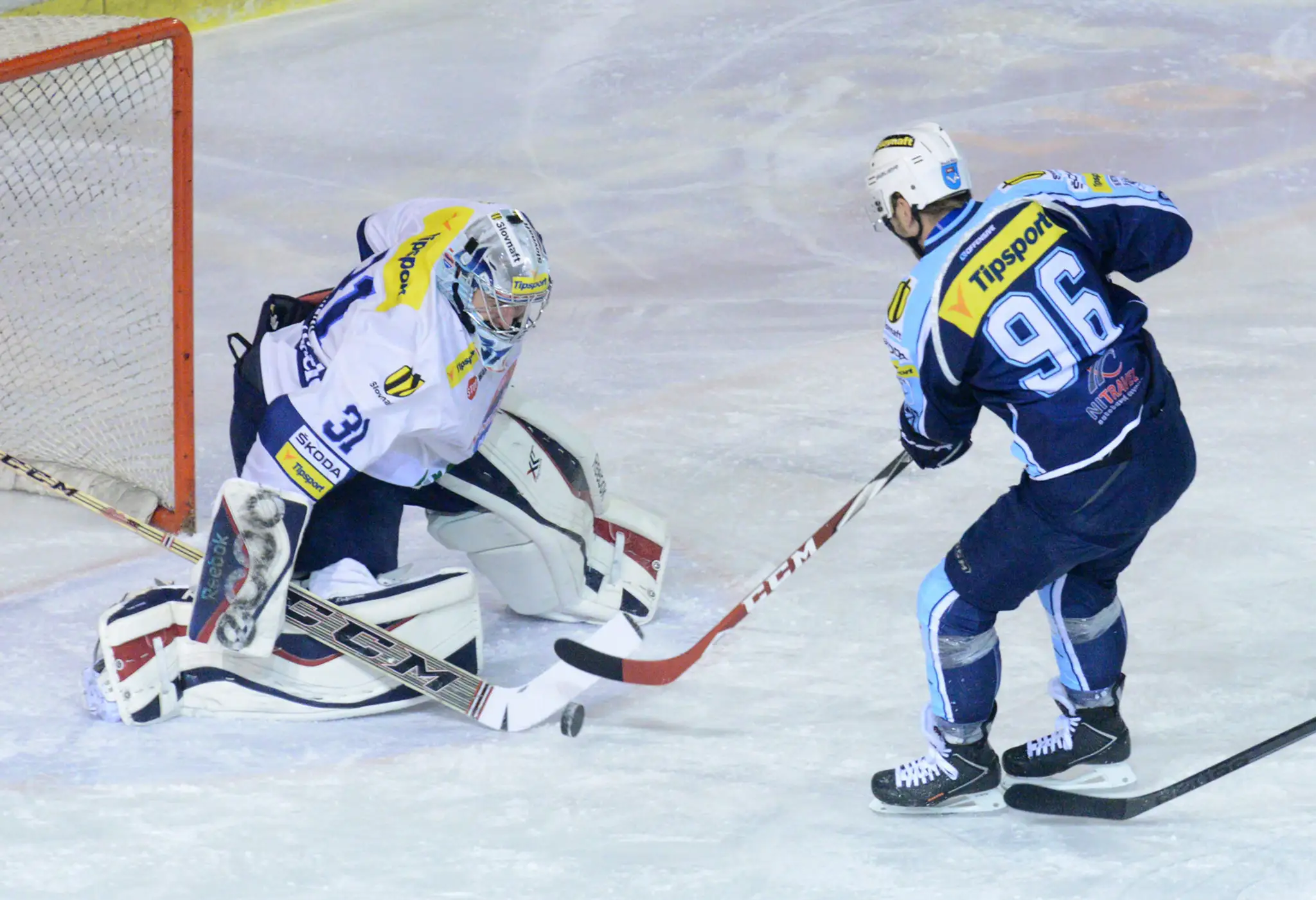 Lukáš Novák z Nitry a brankár Martina Jakub Čech v zápase 36. kola Tipsport extraligy