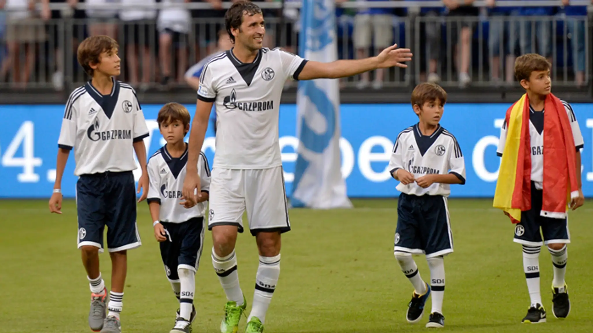 Raul Gonzalez so svojimi deťmi po poslednom zápase za Schalke 04 v Gelsenkirchene 27. júla 2013.