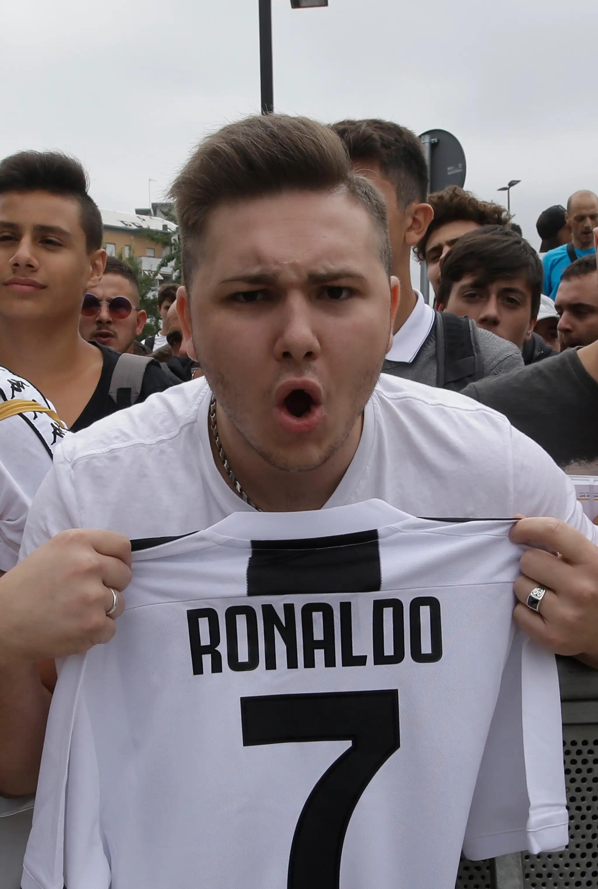 Fanúšik Juventusu s dresom Cristiana Ronalda.