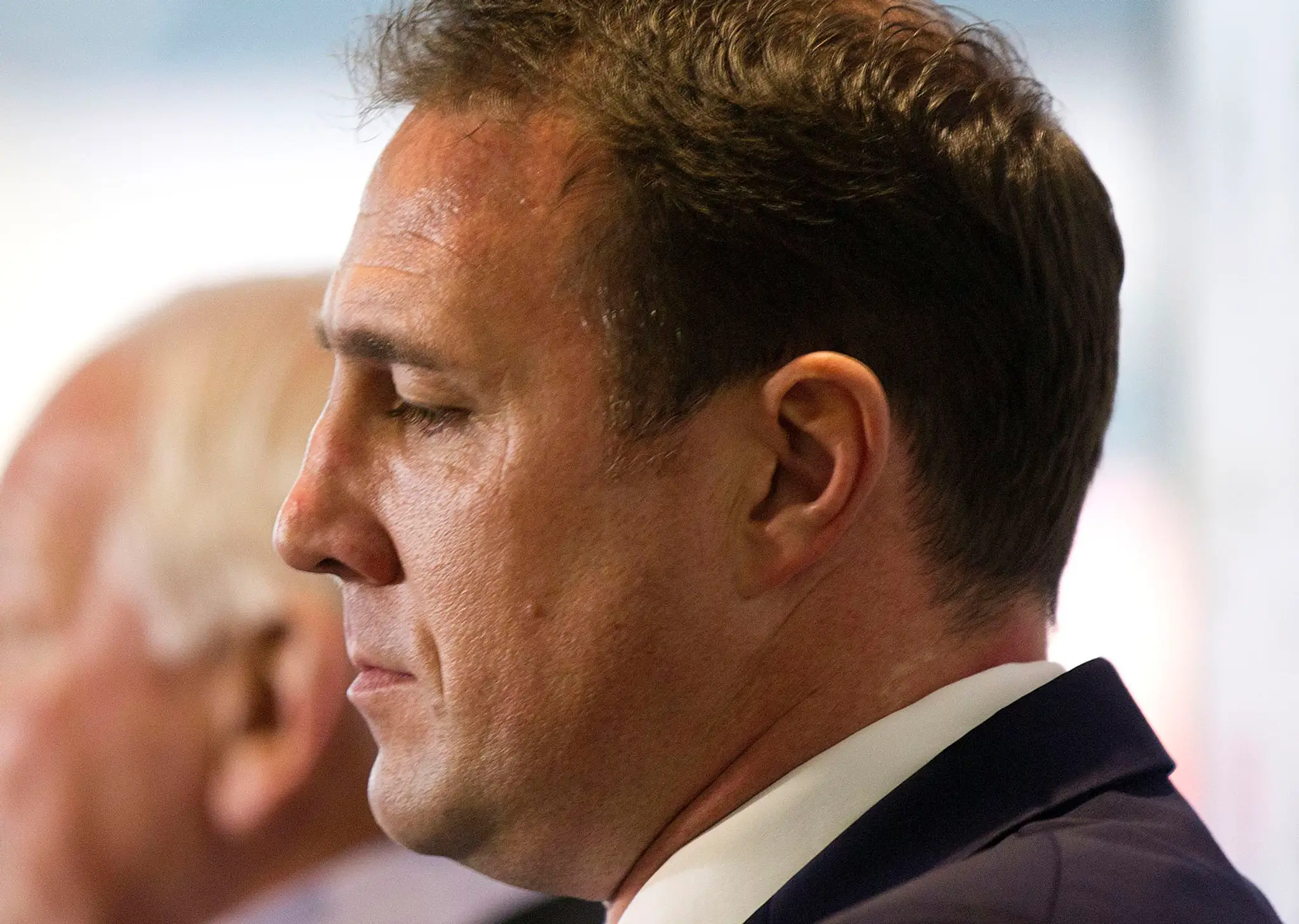 Nový tréner Wiganu Athletic Malky Mackay vpredu a majiteľ Dave Whelan v pozadí.