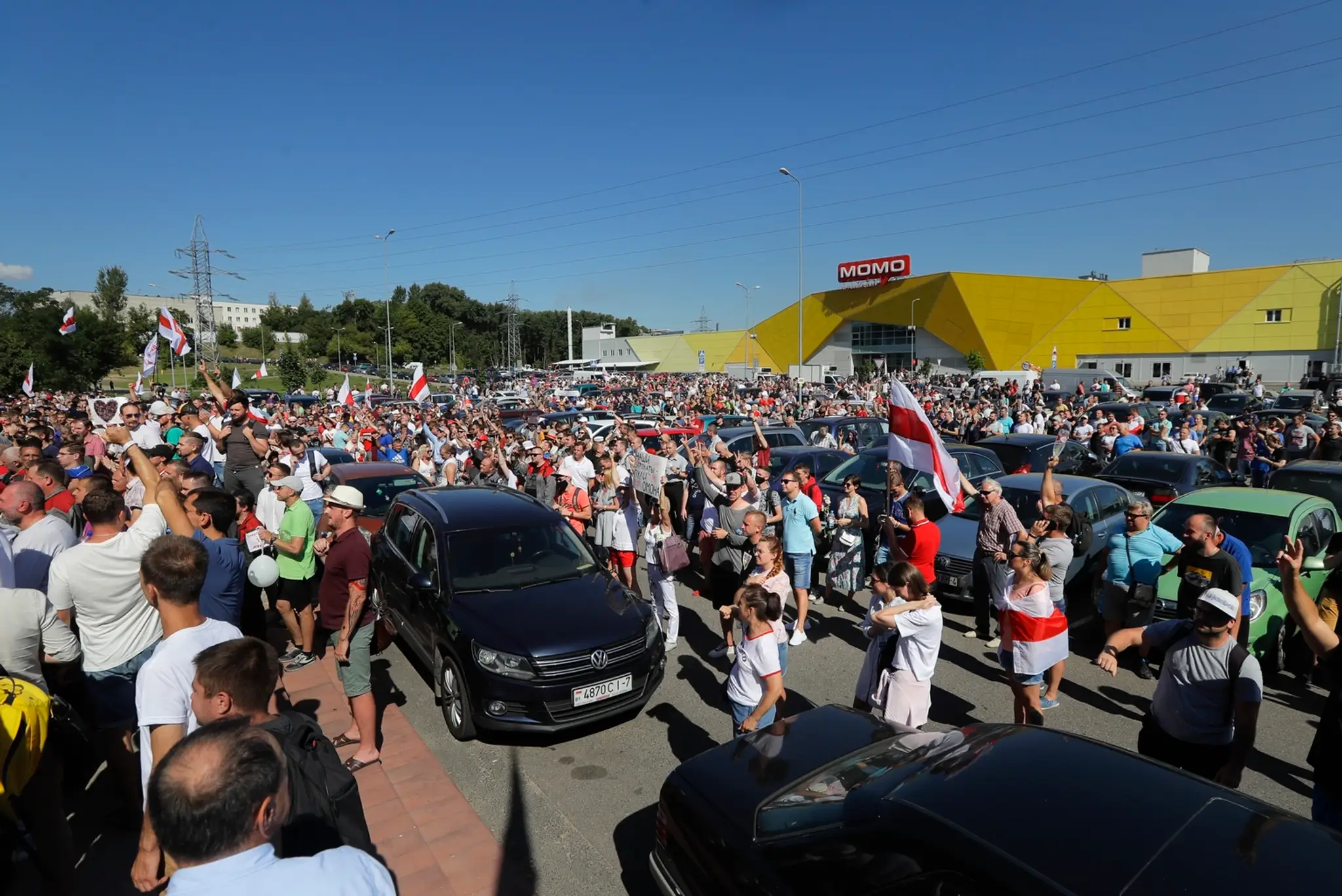 Dievčatko s dezinfekciou rúk na školskom batohu.