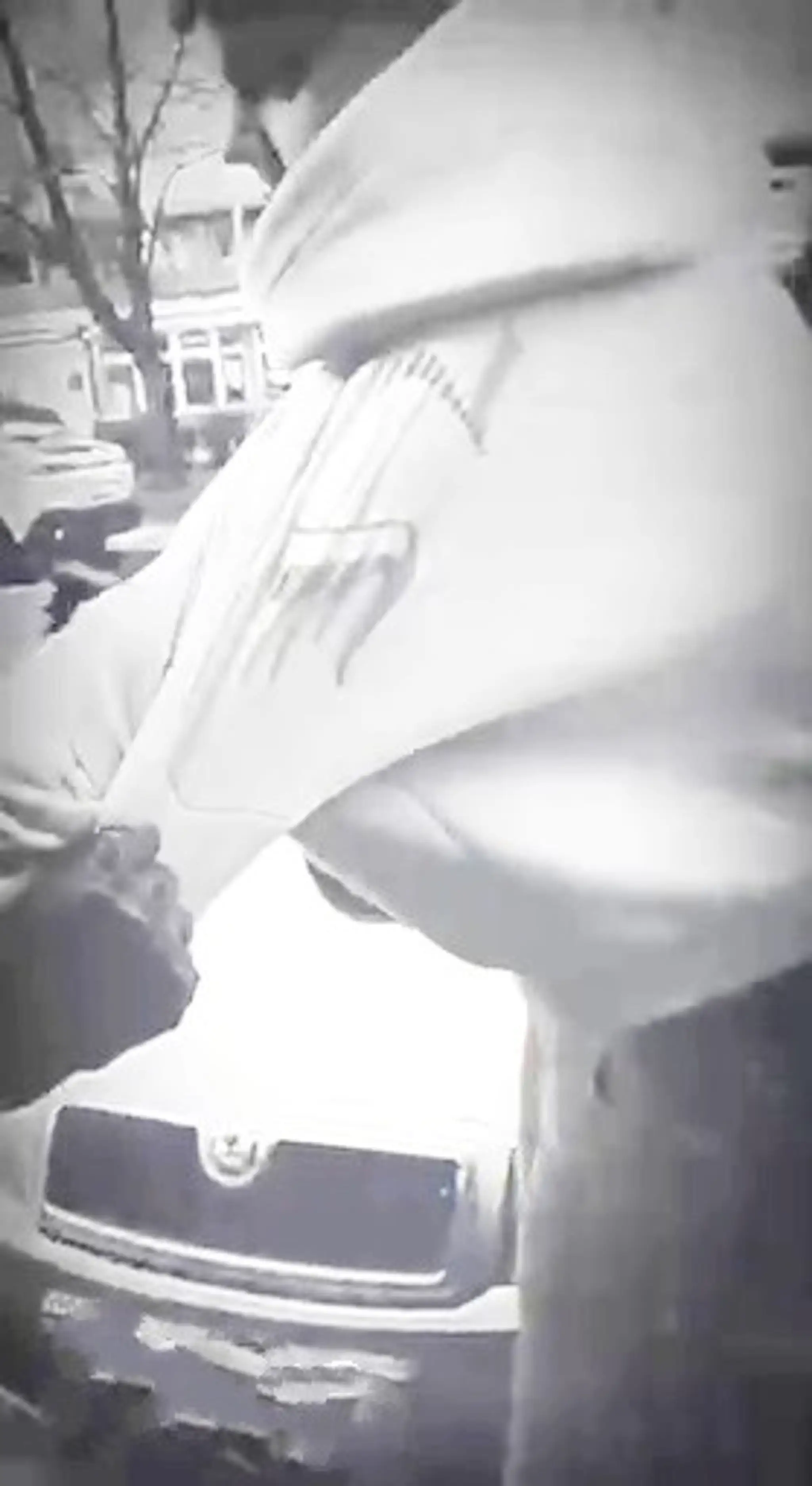 Polícia žiada verejnosť o pomoc pri stotožnení muža na fotografii.