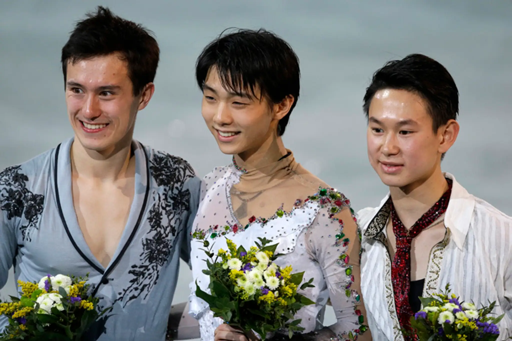 Archívna snímka zo ZOH Soči: Juzuru Hanju (zlato), Patrick Chan (striebro) a bronzový Denis Ten (vpravo).