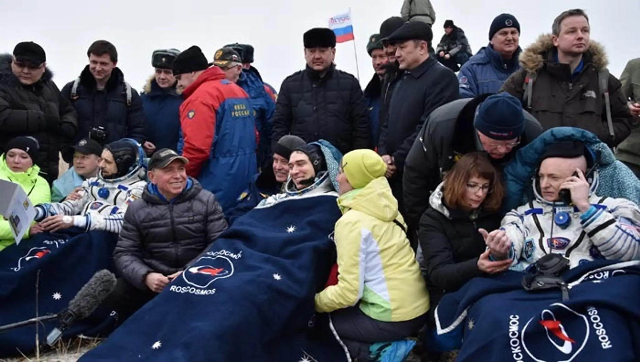 Americký astronaut Scott Kelly (vpravo), ruský kozmonaut Michail Kornijenko (vľavo) a Sergej Volkov oddychujú po návrate z ročne