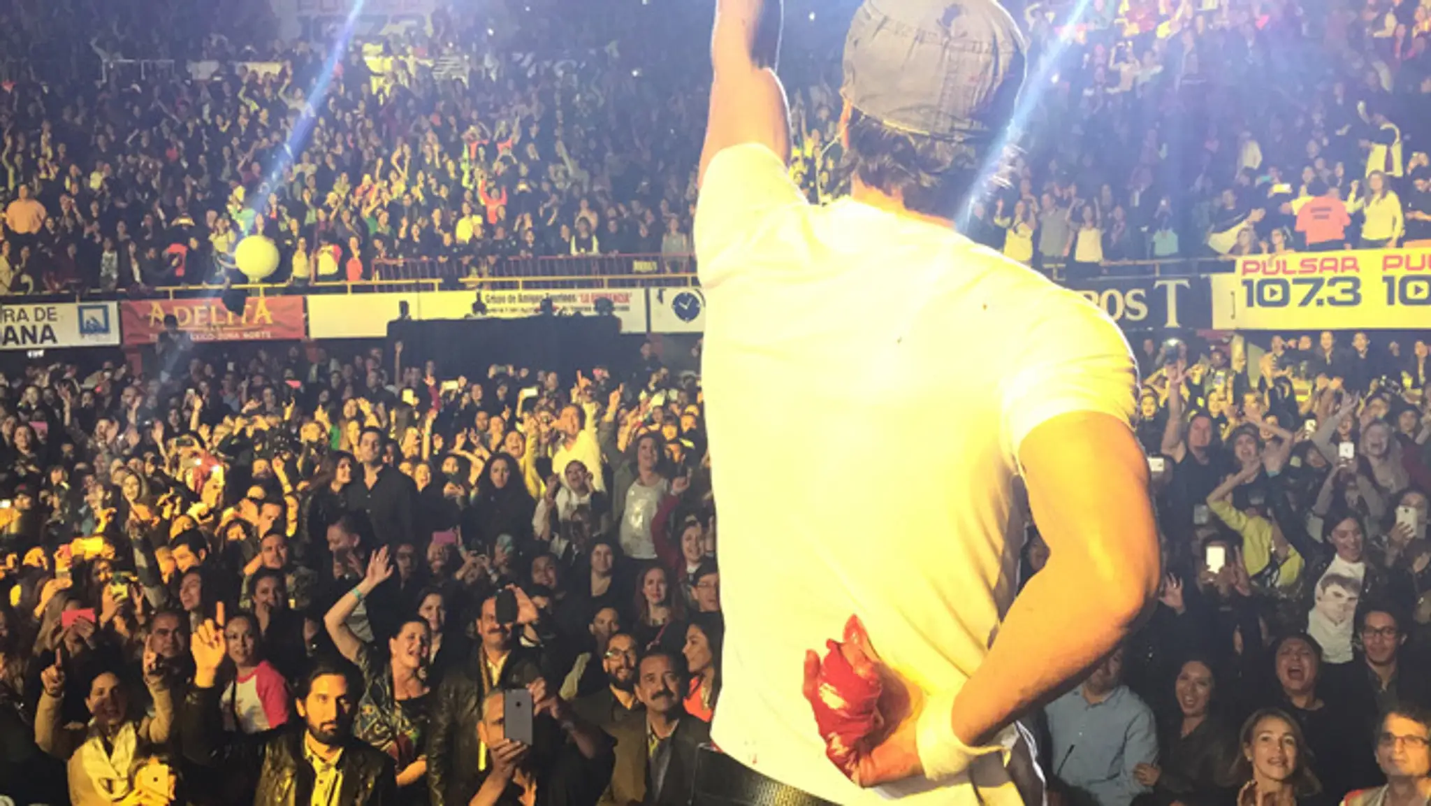 Enrique Iglesias si drží za chbtom obviazanú ruku s porezanými prstami v mexickej Tijuane.