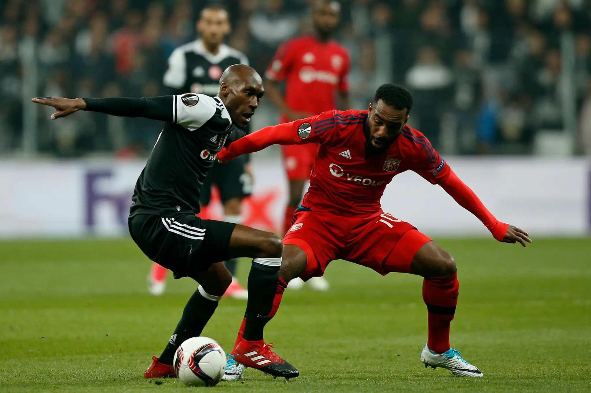 Olcay Sahan (vľavo) z Besiktasu bojuje o loptu s Christophe Jalletom z Lyonu v odvete štvrťfinále EL.