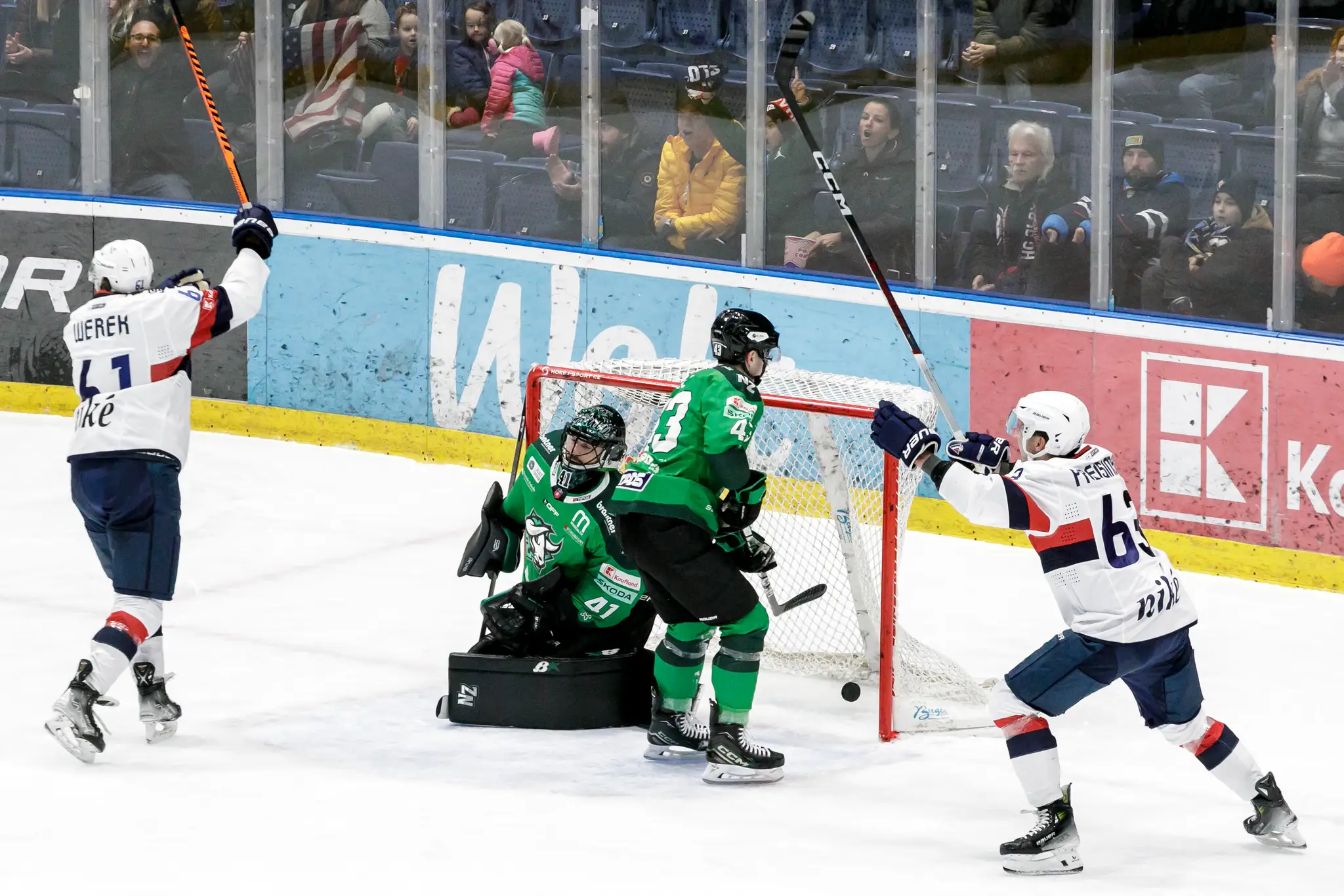 Ethan Werek, brankár Pavel Kantor, Mike Lee a Miroslav Preisinger počas zápasu HC Slovan Bratislava – HC MIKRON Nové Zámky