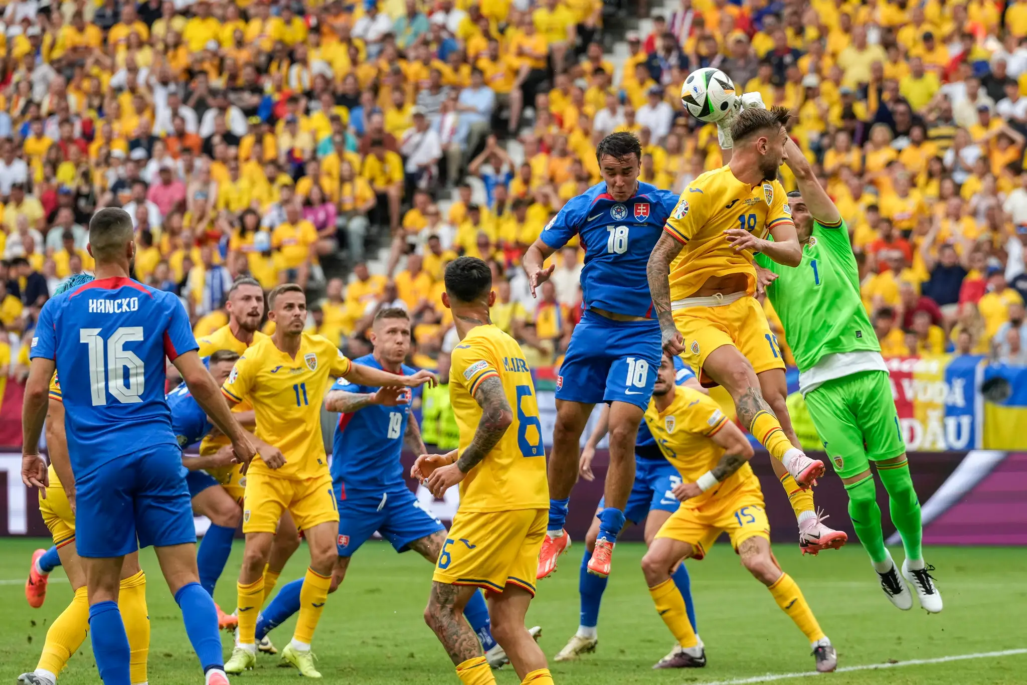 Gólman Rumunska Florin Nita boxuje loptu v dueli so Slovenskom na ME 2024.