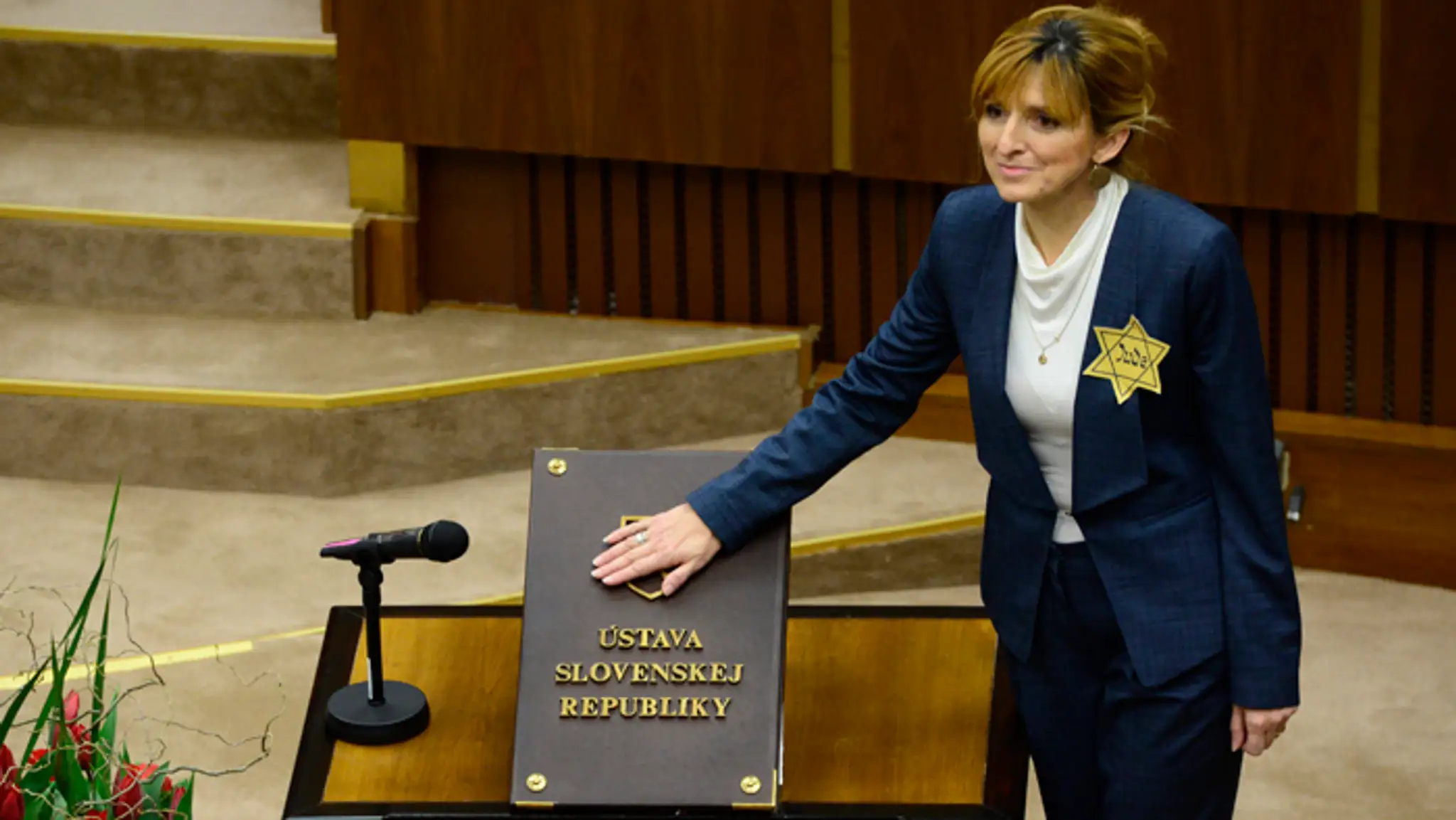 Viera Dubačová (OĽaNO - NOVA) skladá poslanecký sľub.