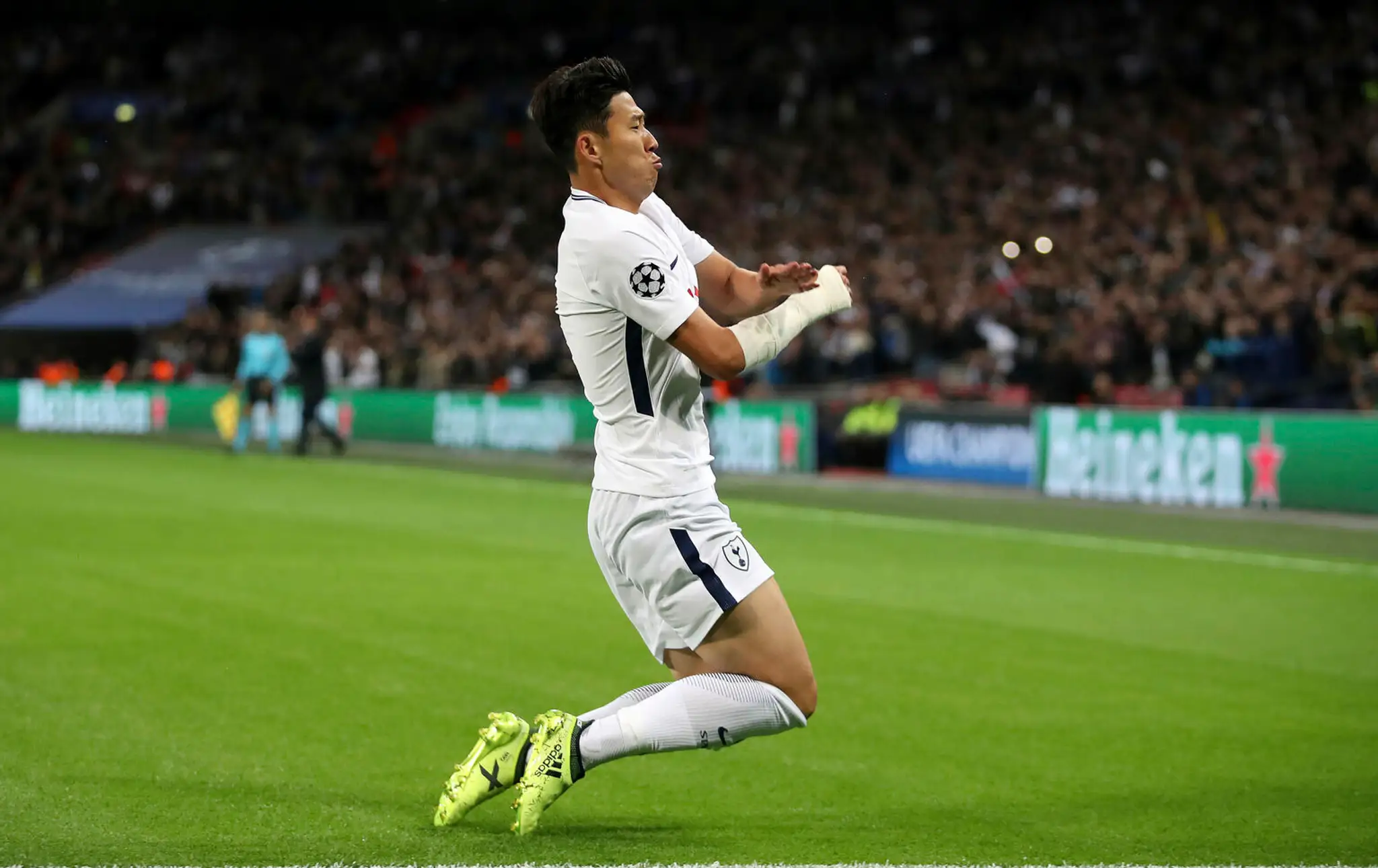 Son Heung-Min z Tottenhamu sa teší zo zásahu v dueli 1. kola LM proti Dortmundu.