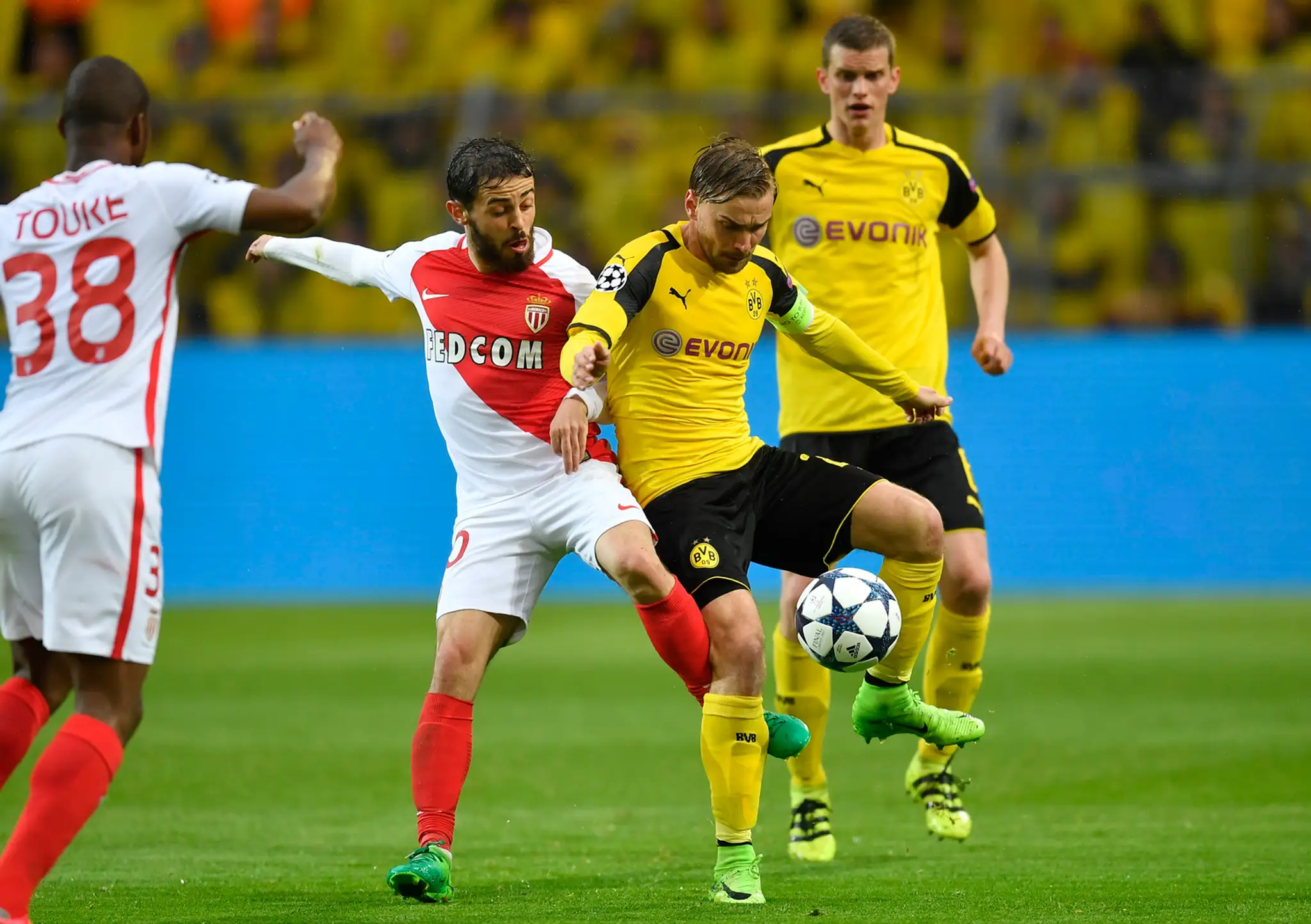 Bernardo Silva z Monaca (vľavo) bojuje o loptu s Marcelom Schmelzerom z Dortmundu vo štvrťfinále LM.