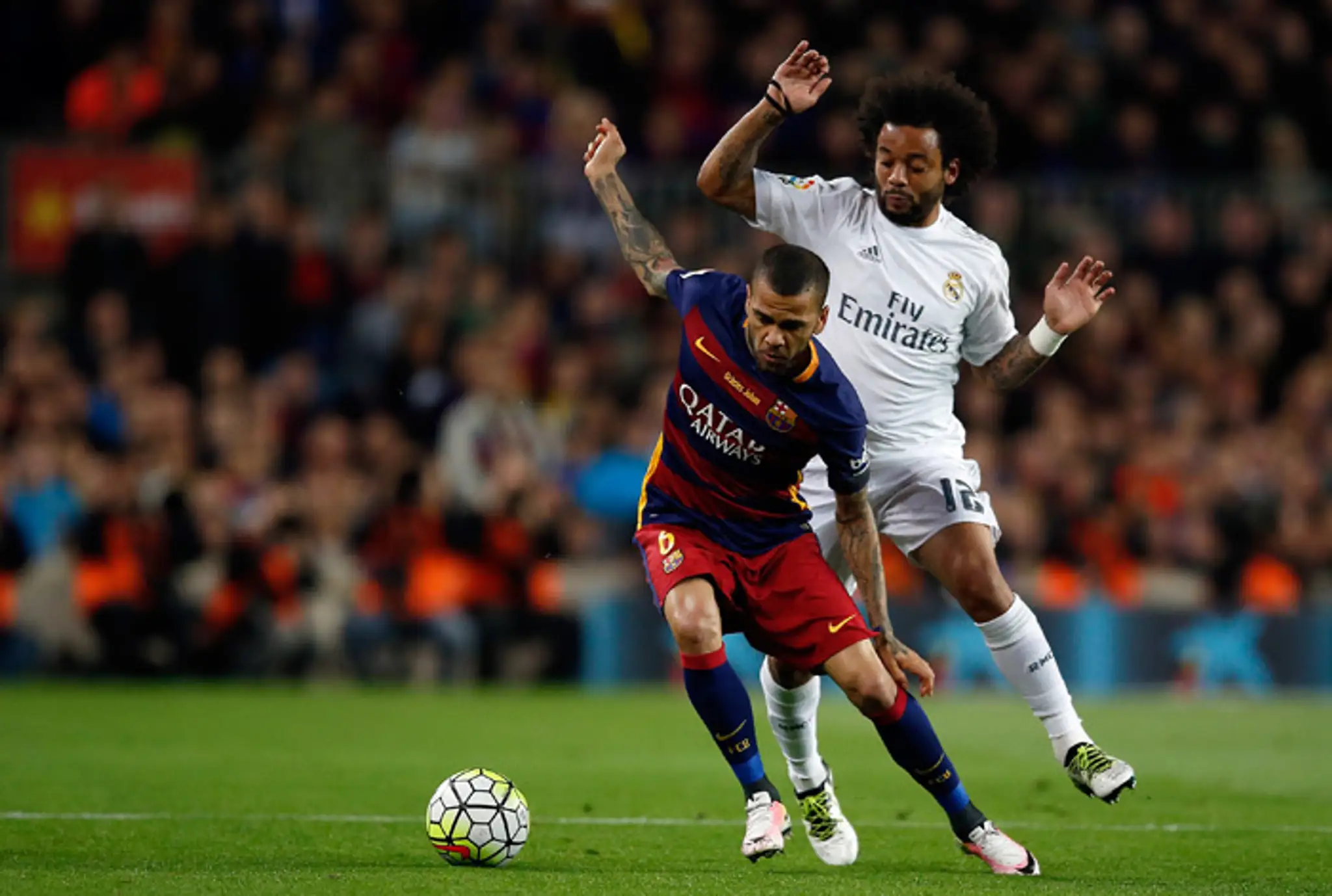 Dani Alves (FC Barcelona) a Marcelo (Real Madrid) počas El Clásico.