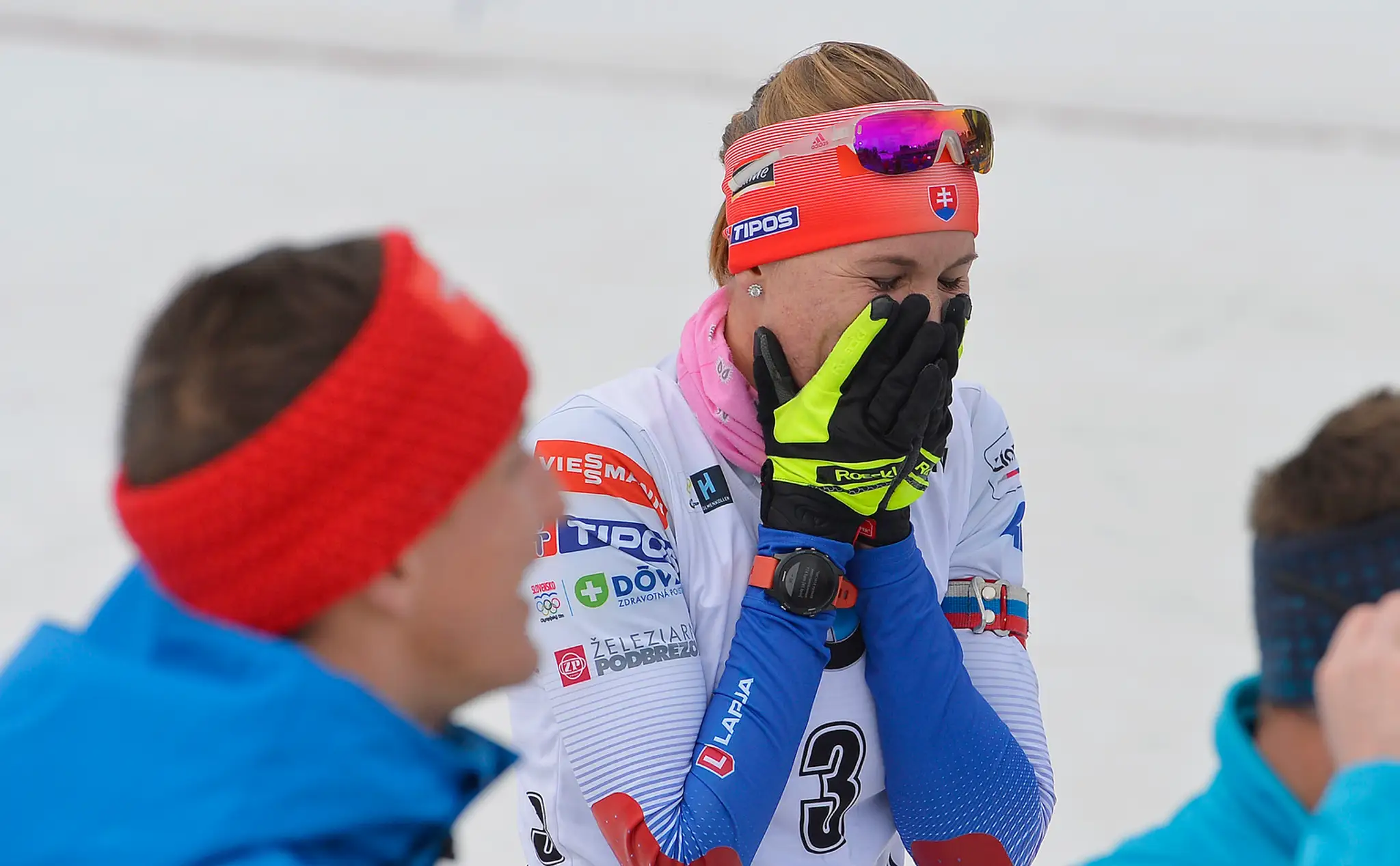 Biatlonistka Anastasia Kuzminová reaguje po pretekoch s hromadným štartom v Osle na Holmenkollene.