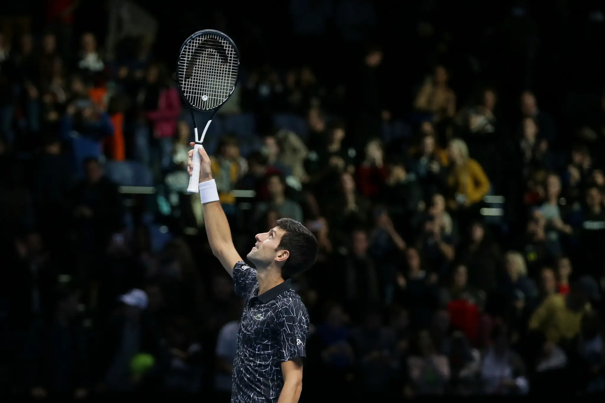 Novak Djokovič oslavuje bod v dueli na Turnaji majstrov.