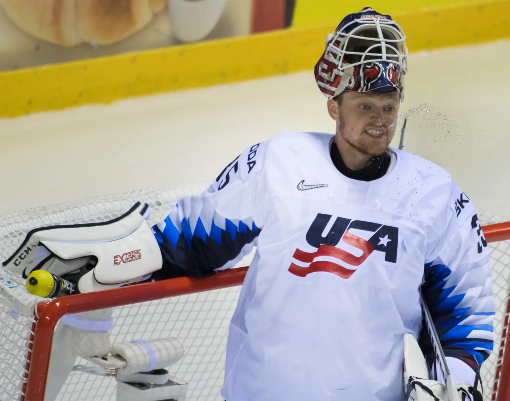 Michal Krištof sa teší s divákmi po strelení gólu v zápase na MS 2019 proti USA.