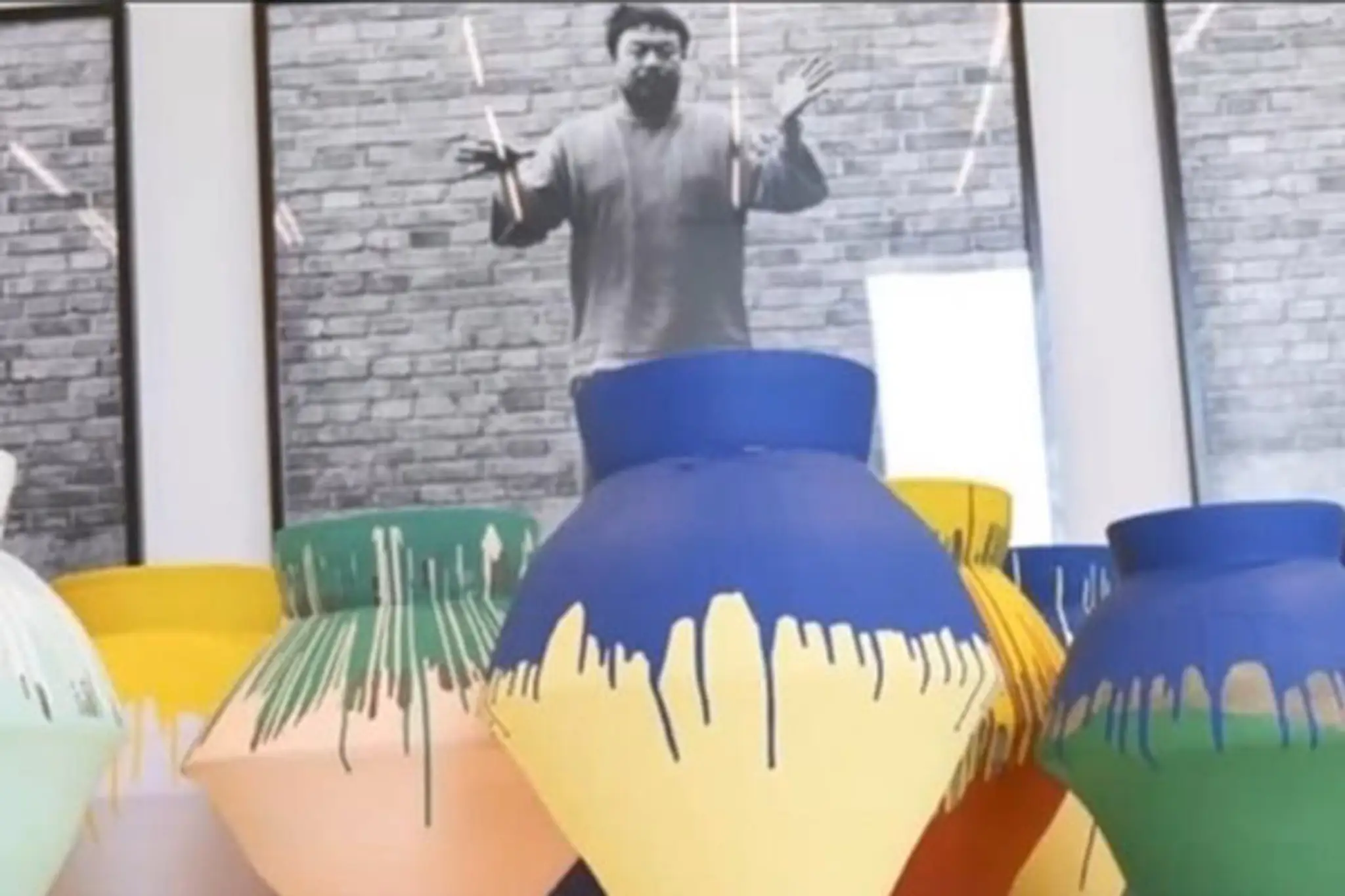 Jednu z týchto váz zobral a hodil na zem