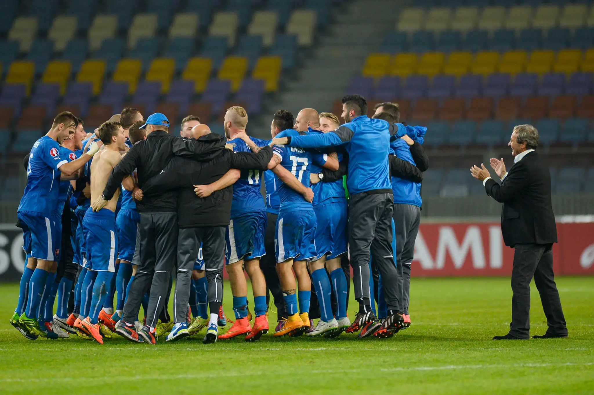 Radosť slovenských futbalistov po víťazstve nad Bieloruskom.