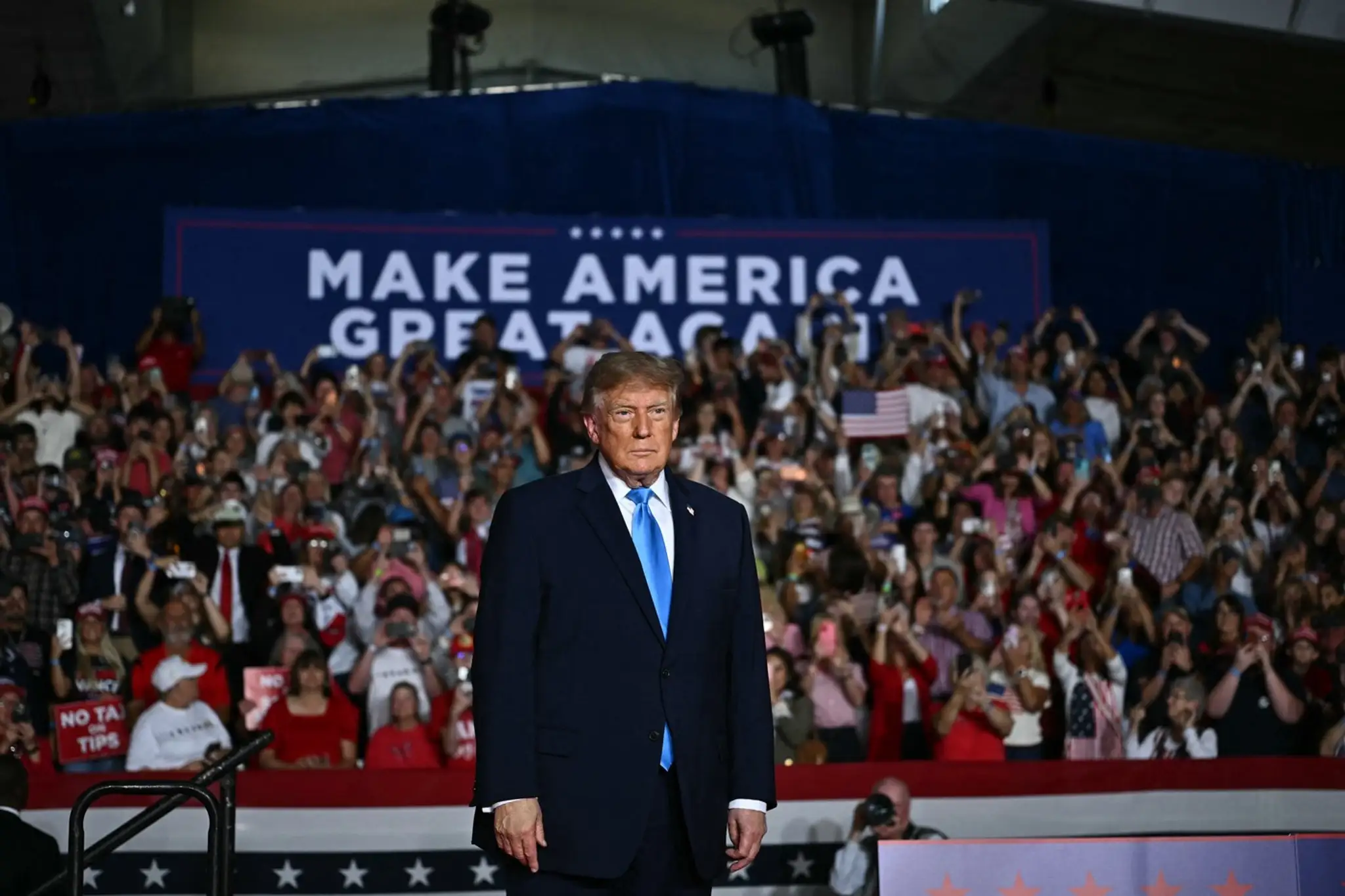 Donald Trump počas mítingu v Nebraske.