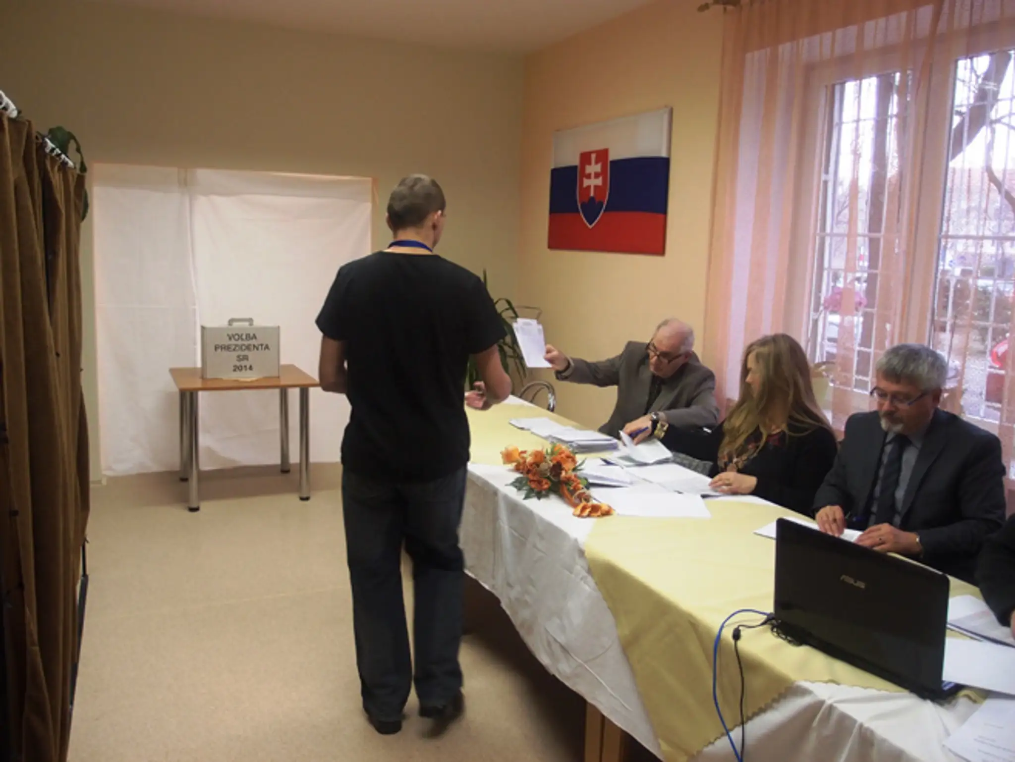 Volič vo volebnej miestnosti na otvorenom oddelení v Ústave na výkon trestu odňatia slobody v Bratislave.