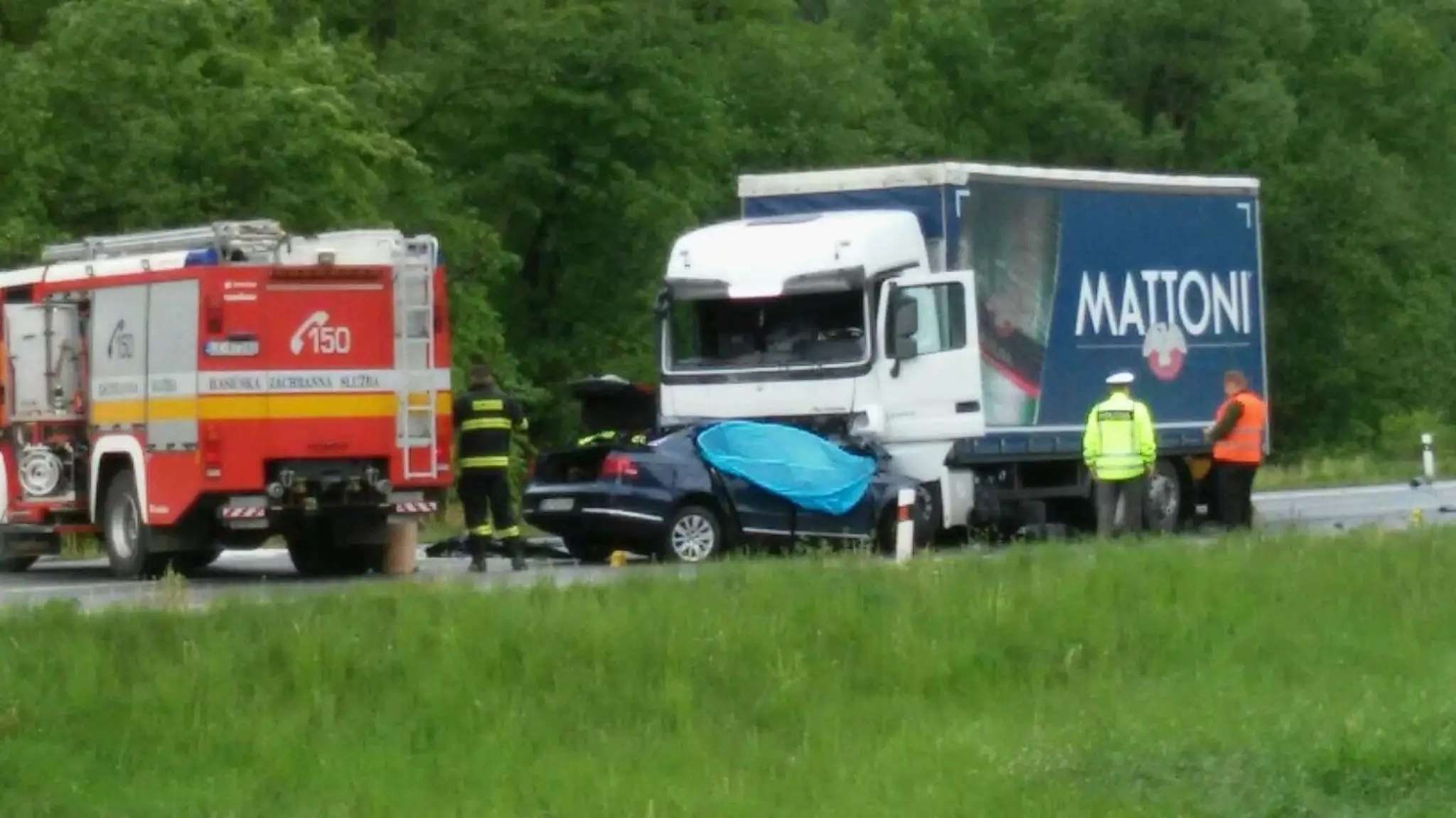 Čelná zrážka osobného auta s nákladiakom