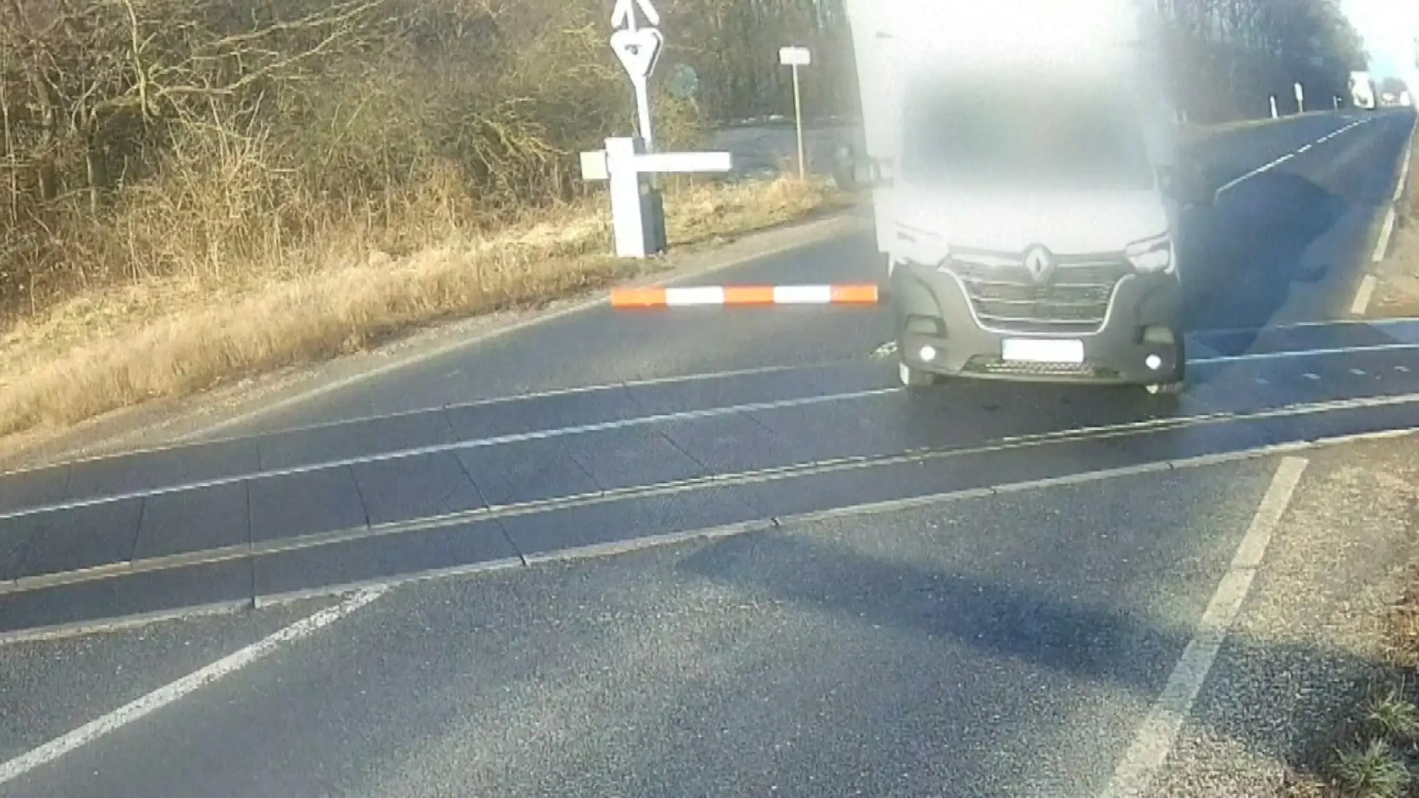 Vodič zlomil závoru a skoro sa zrazil s vlakom. 
