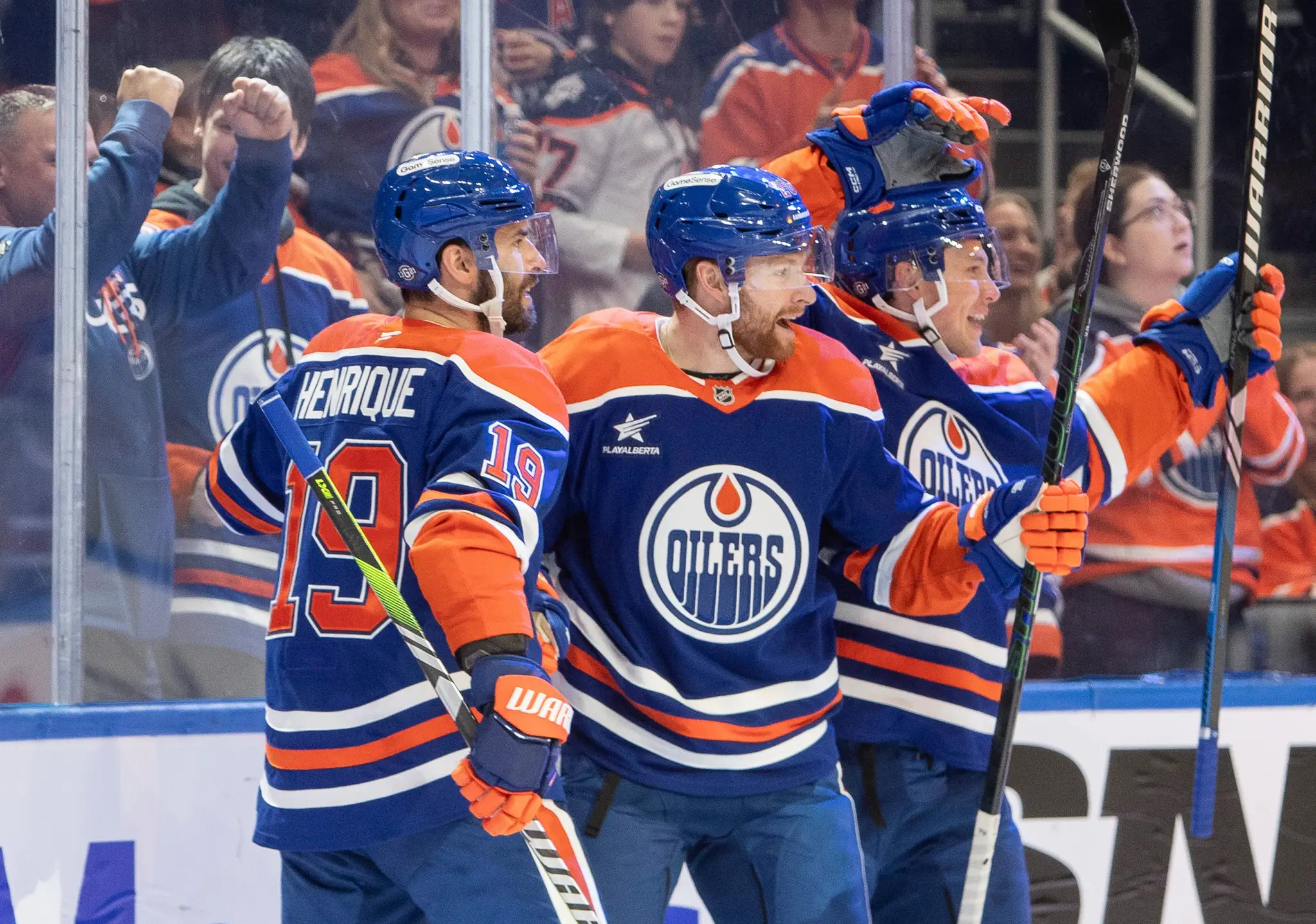 Adam Henrique, Connor Brown a Jeff Skinner z Edmontonu Oilers oslavujú gól proti Philadelphii Flyers.