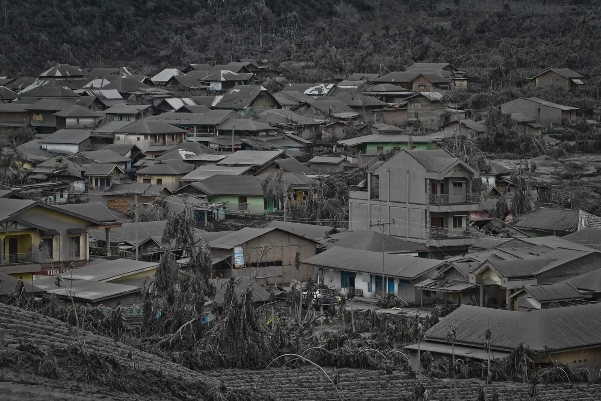 Dedina pokrytá popolom pod sopkou Sinabung