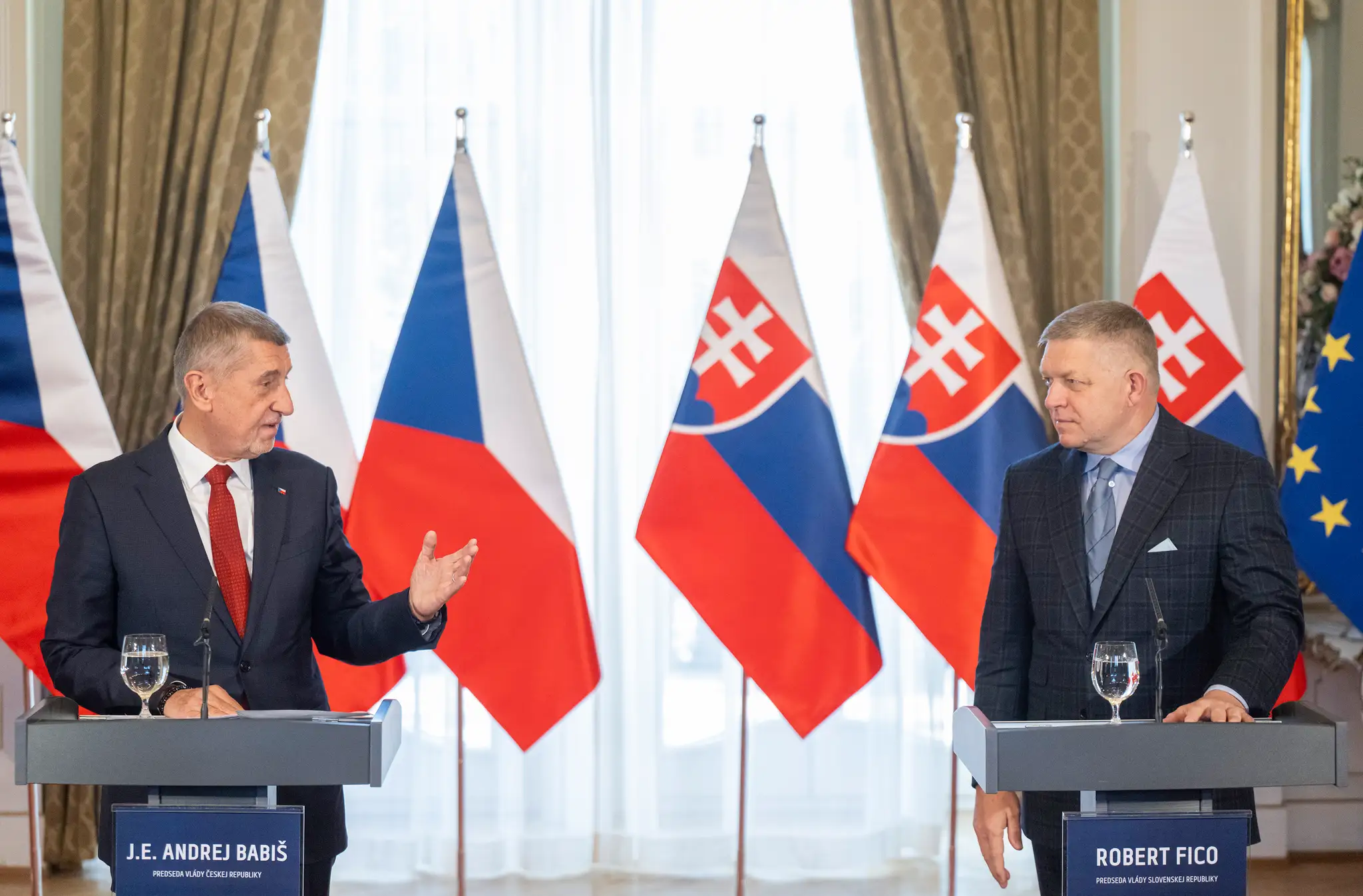 Na snímke slovenský premiér Robert Fico (vpravo) a český premiér Andrej Babiš (vľavo) počas spoločnej tlačovej konferencie v Bratislave. (2)