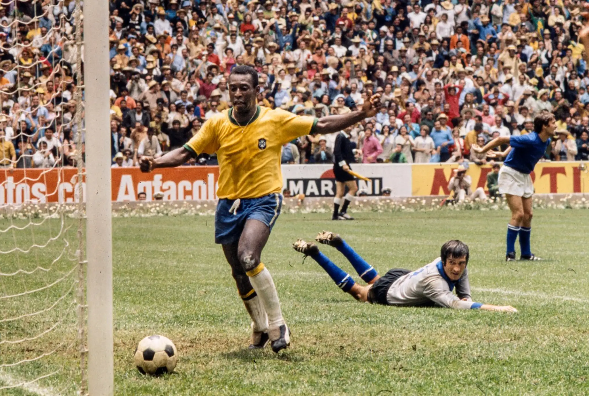 Pelé a jeho gól do siete Talianska vo finále MS 1970 v Mexiku.