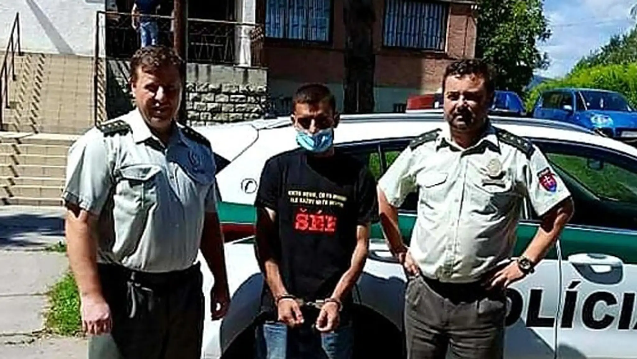 Ozbrojení policajti blokujú demonštrantov počas masového zhromaždenia po prezidentských voľbách 11. augusta 2020 v Minsku.