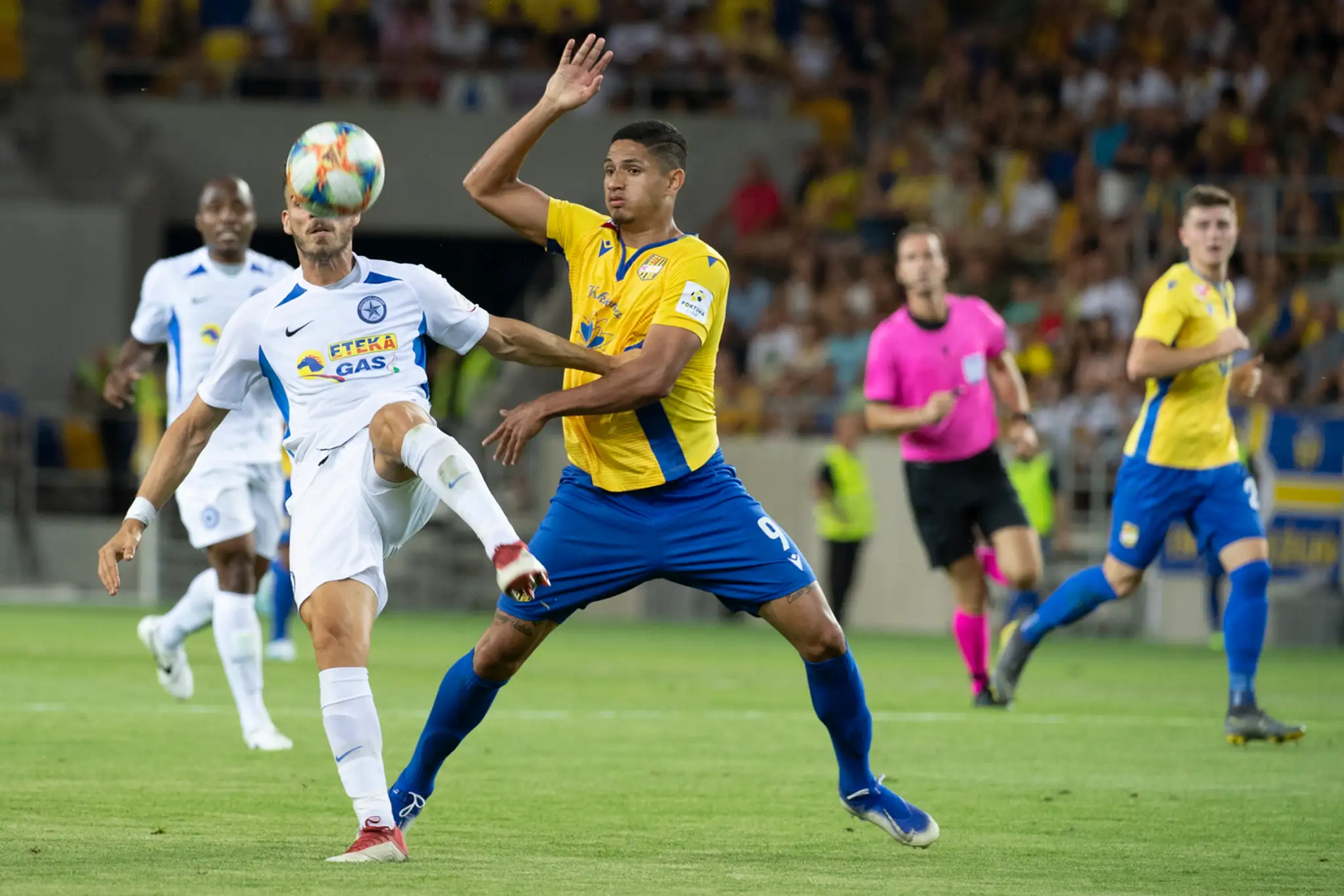 Zľava Krisztopher Vida, Zsolt Kalmár a Eric Ramirez (všetci DAC) sa radujú z gólu v dueli 2. predkola EL proti Atromitosu.