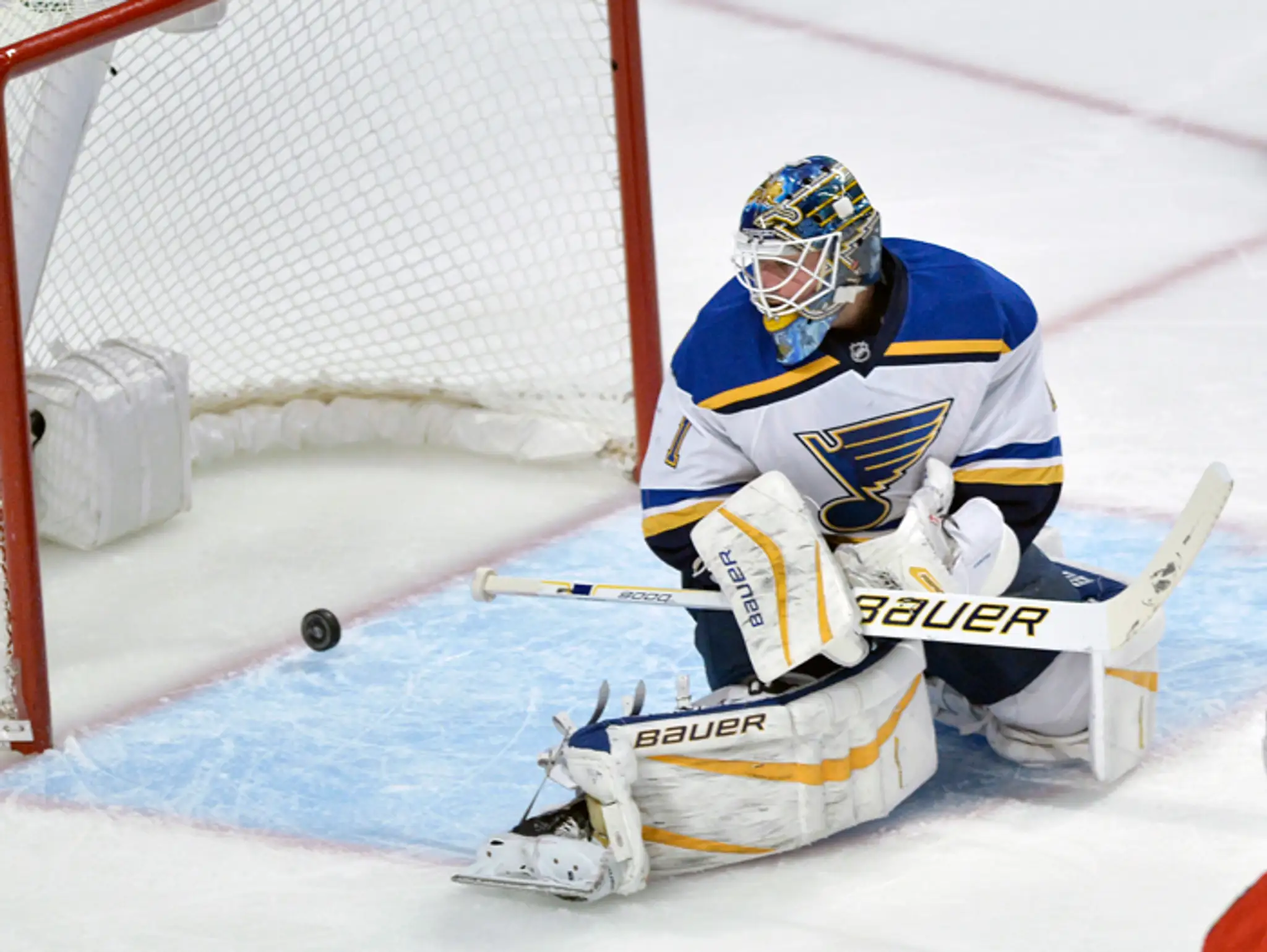 Brankár St. Louis Blues Brian Elliott sa díva na puk, ktorý mu vsietil Marko Daňo.