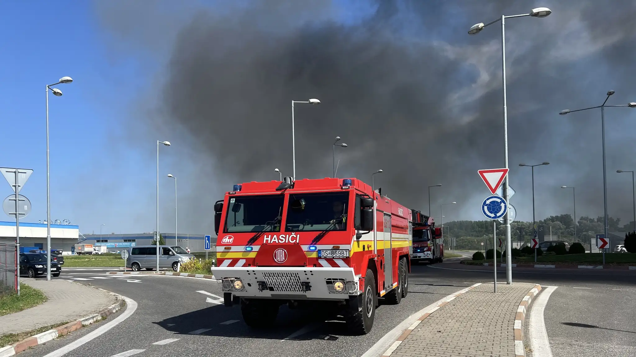 Na streche predajne áut v Dunajskej Strede sa vznietila fotovoltika