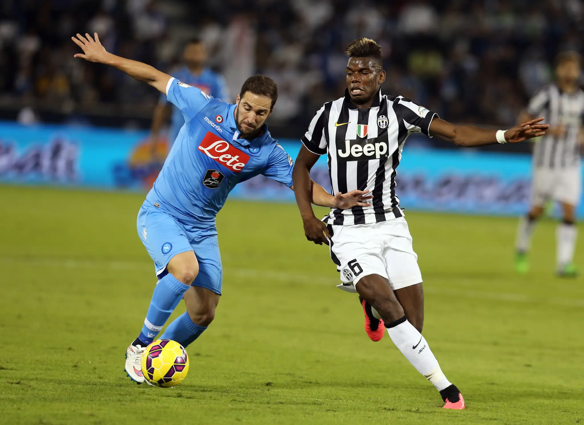 Na snímke vľavo argentínsky útočník Neapola Gonzalo Higuain, vpravo francúzsky stredopoliar Juventusu Paul Pogba