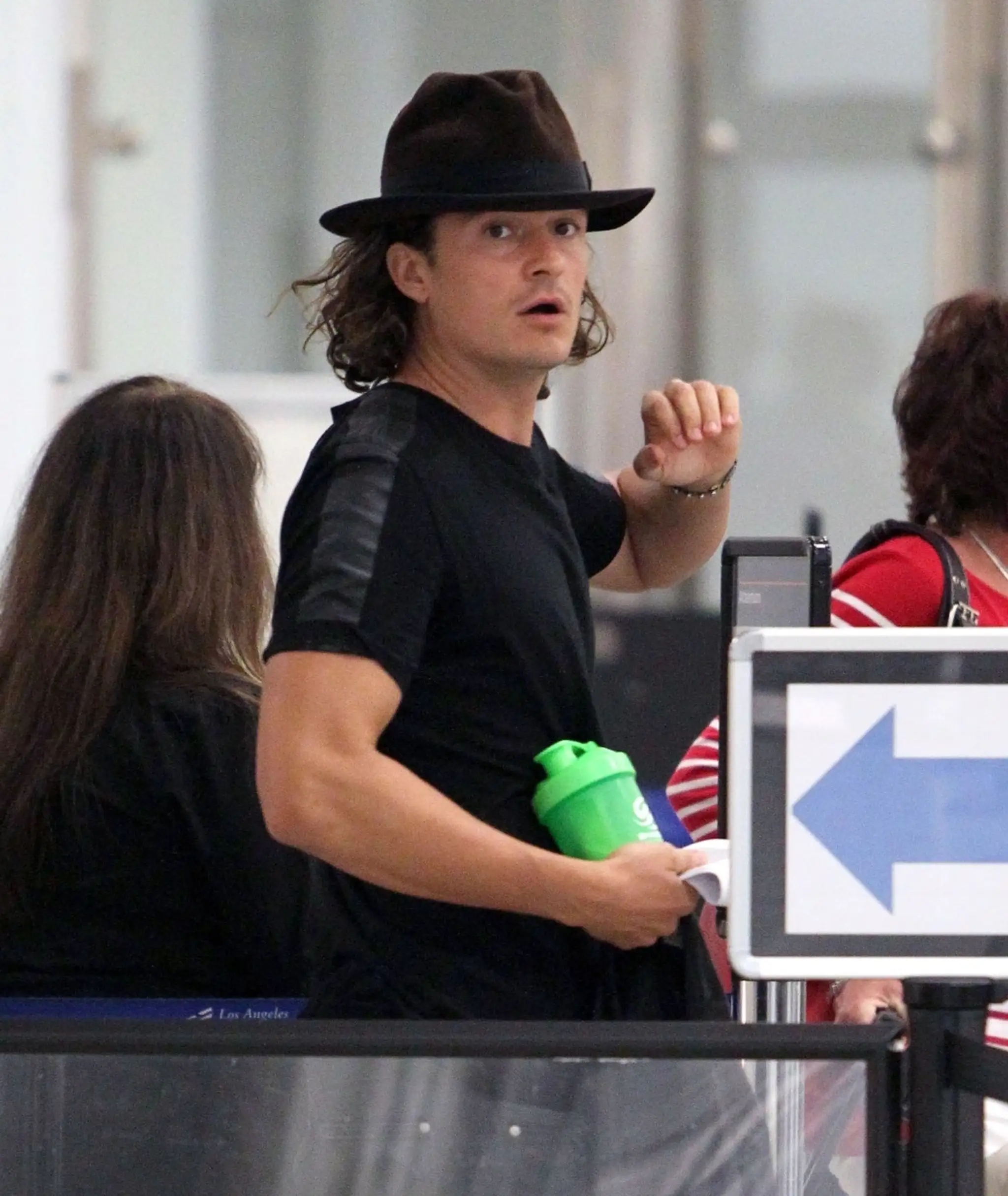 Orlando Bloom na letisku. 