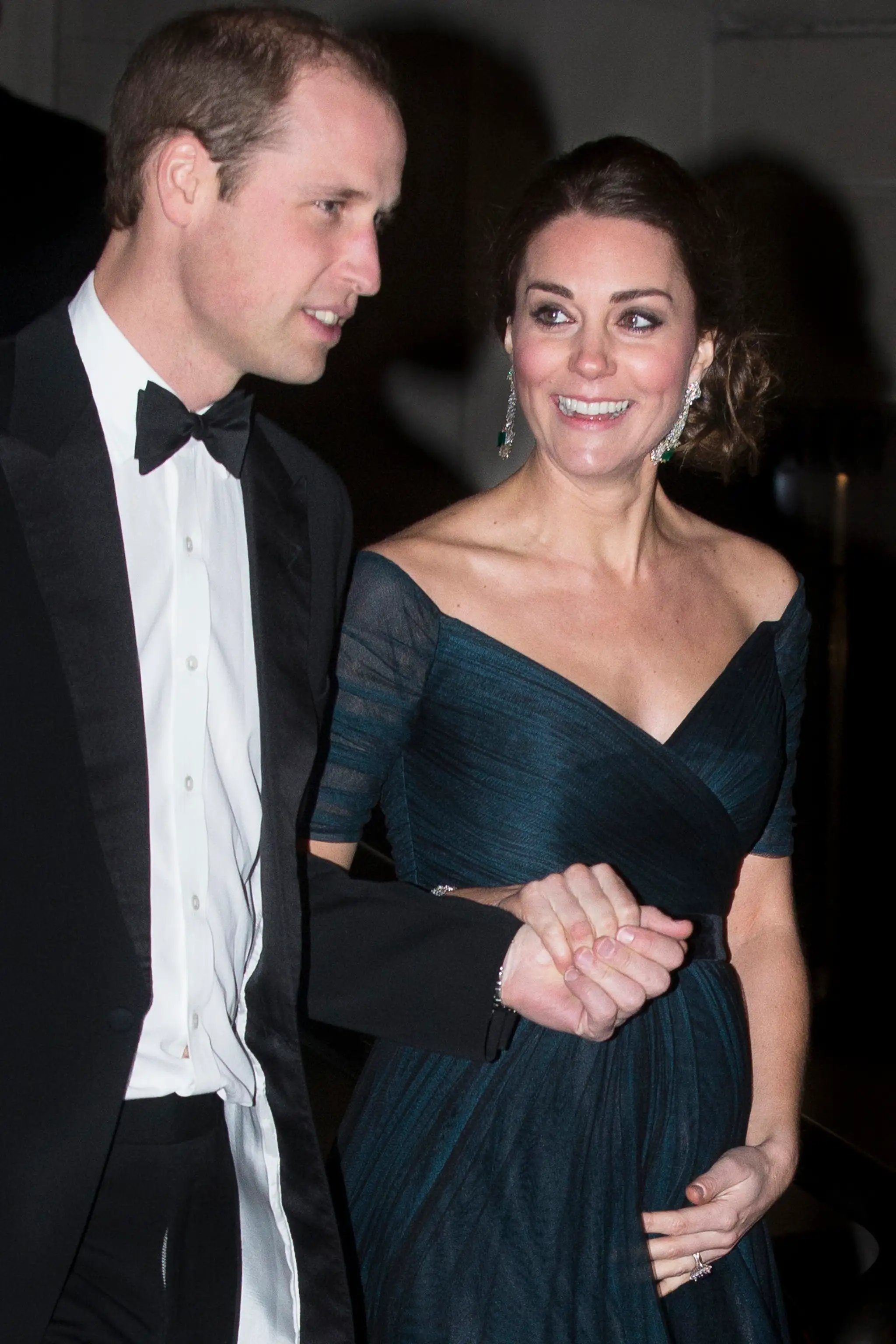 Kate a William vyzerajú šťastne.