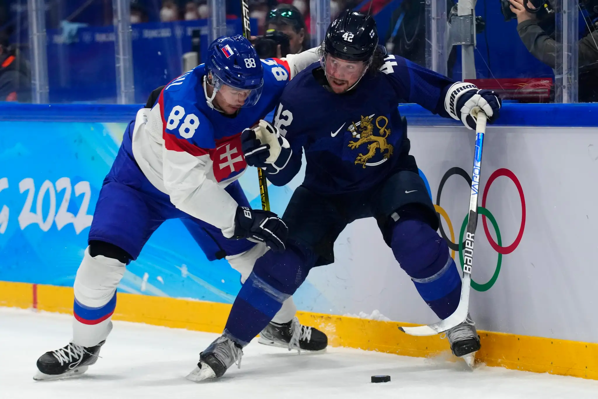 Sprava Fín Sami Vatanen a Kristián Pospíšil v semifinále ZOH 2022.