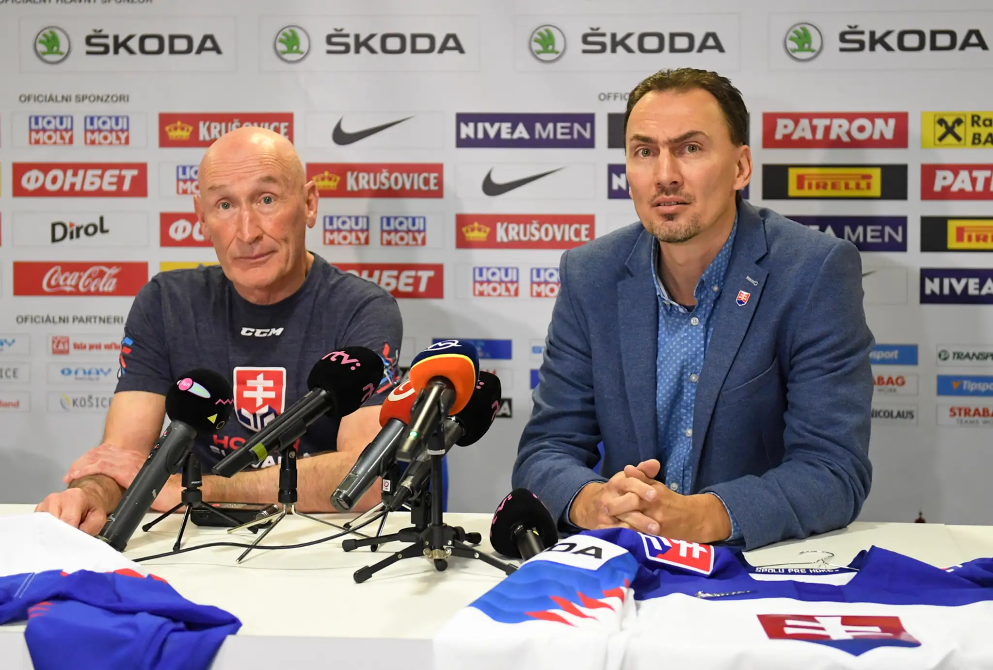 Zľava Gabriel Landeskog a Tyson Jost z Colorada oslavujú gól v 2. kole play off proti San Jose.