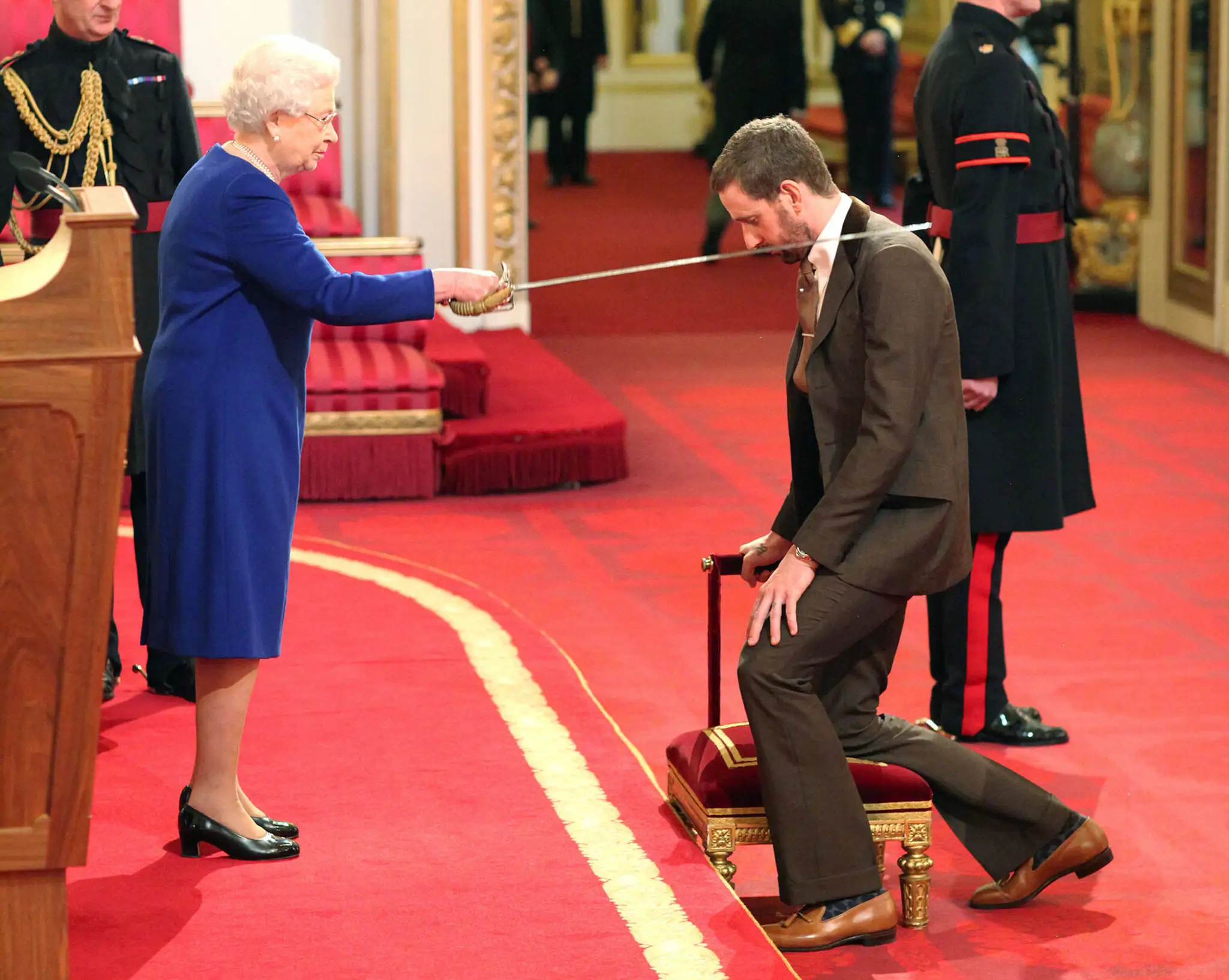 Britská kráľovná Alžbeta II. povýšila britského cyklistu Bradleyho Wigginsa do stavu rytiera.