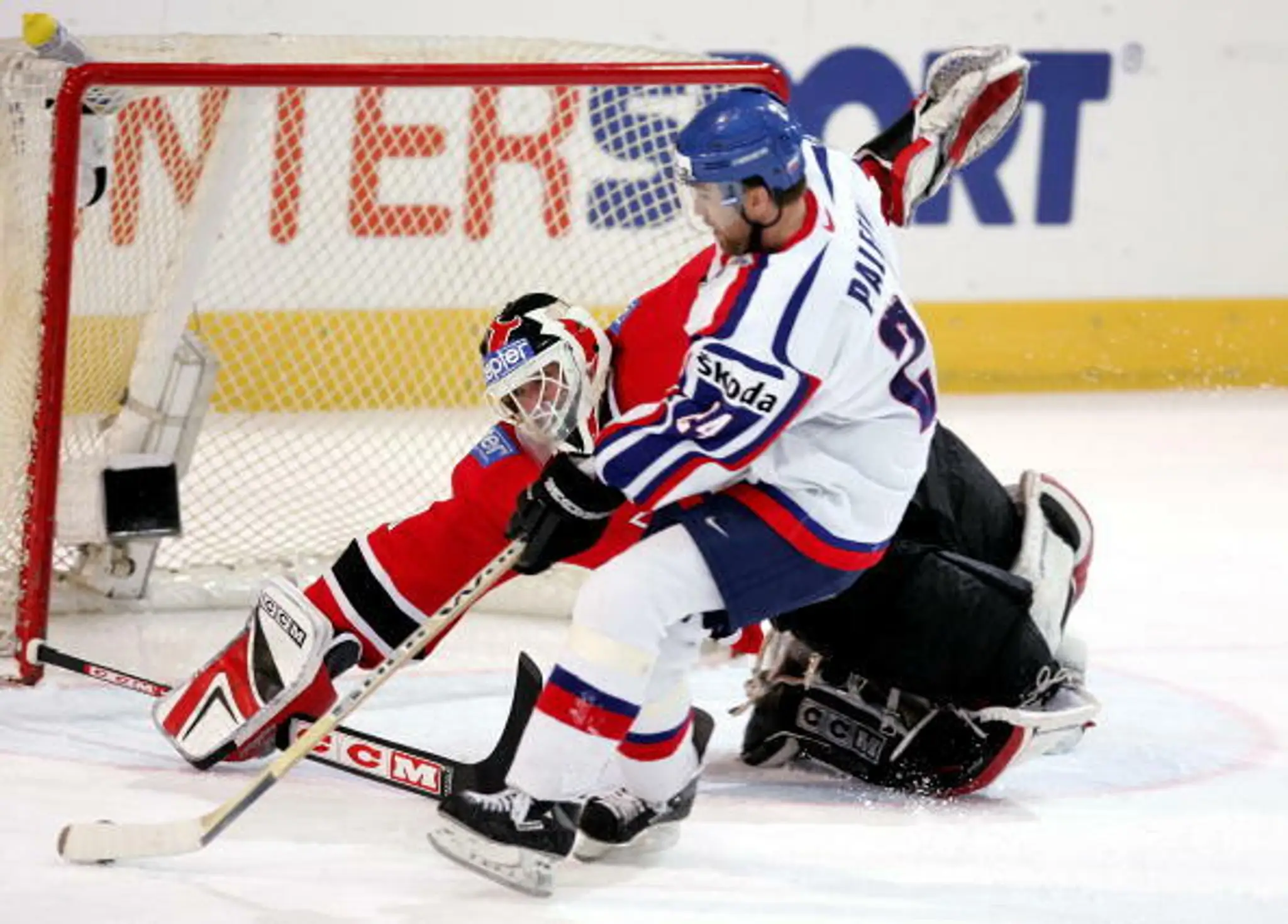 Žigmund Pálffy a Martin Brodeur počas MS v hokeji 2005 v rakúskom Innsbrucku.