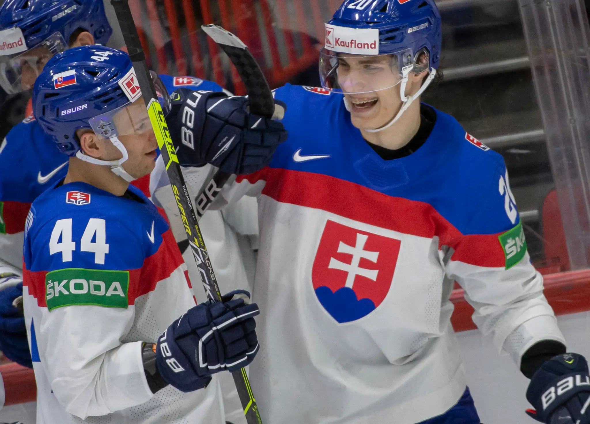 Na snímke strelci gólov, štvrtého vľavo Mislav Rosandič a piateho vpravo Juraj Slafkovský v zápase s Dánskom na MS 2022.