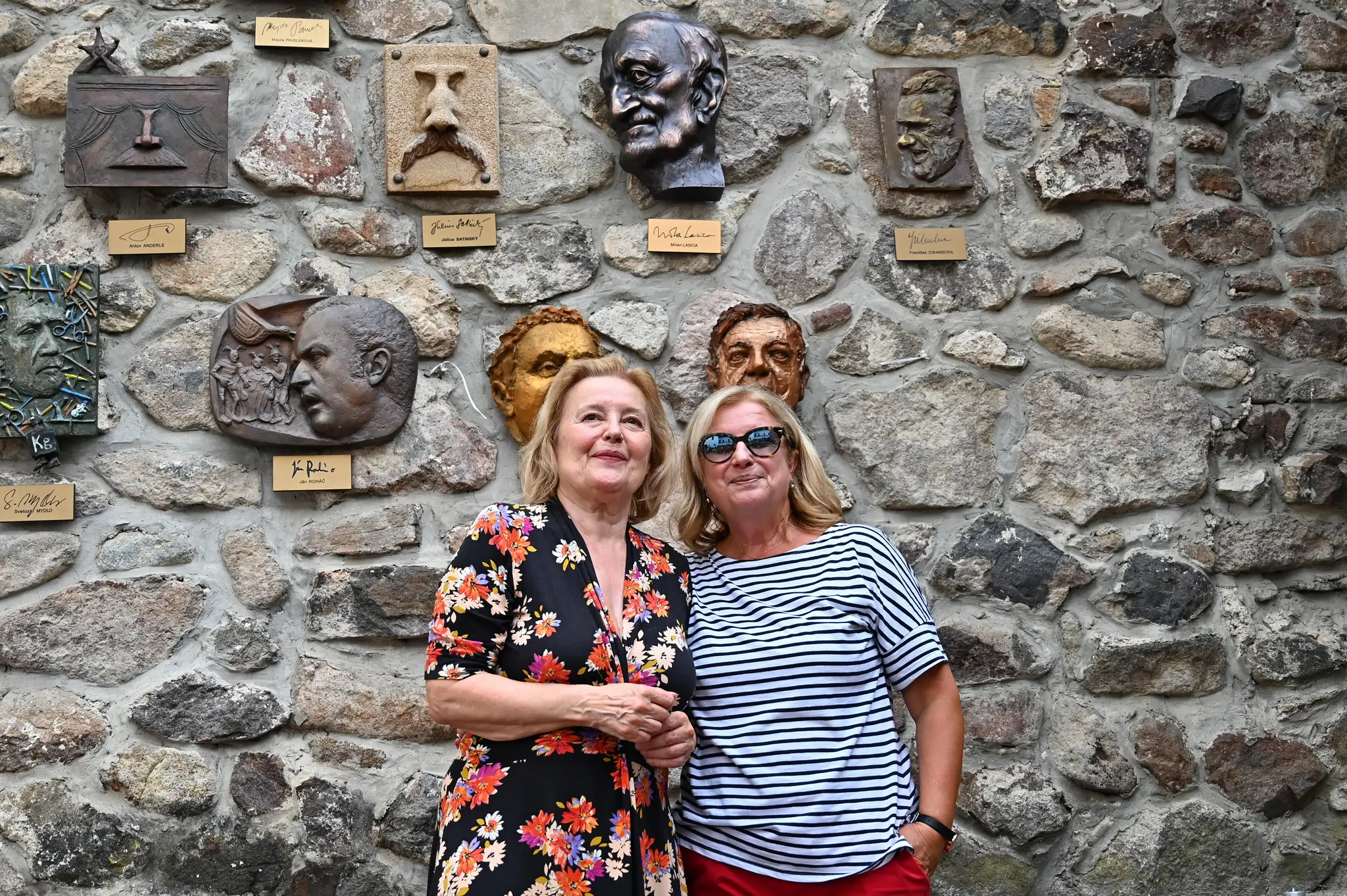 Magda Vášáryová (vľavo) a Elena Vacvalová pózujú počas odhalenia umeleckého reliéfu Milana Lasicu.