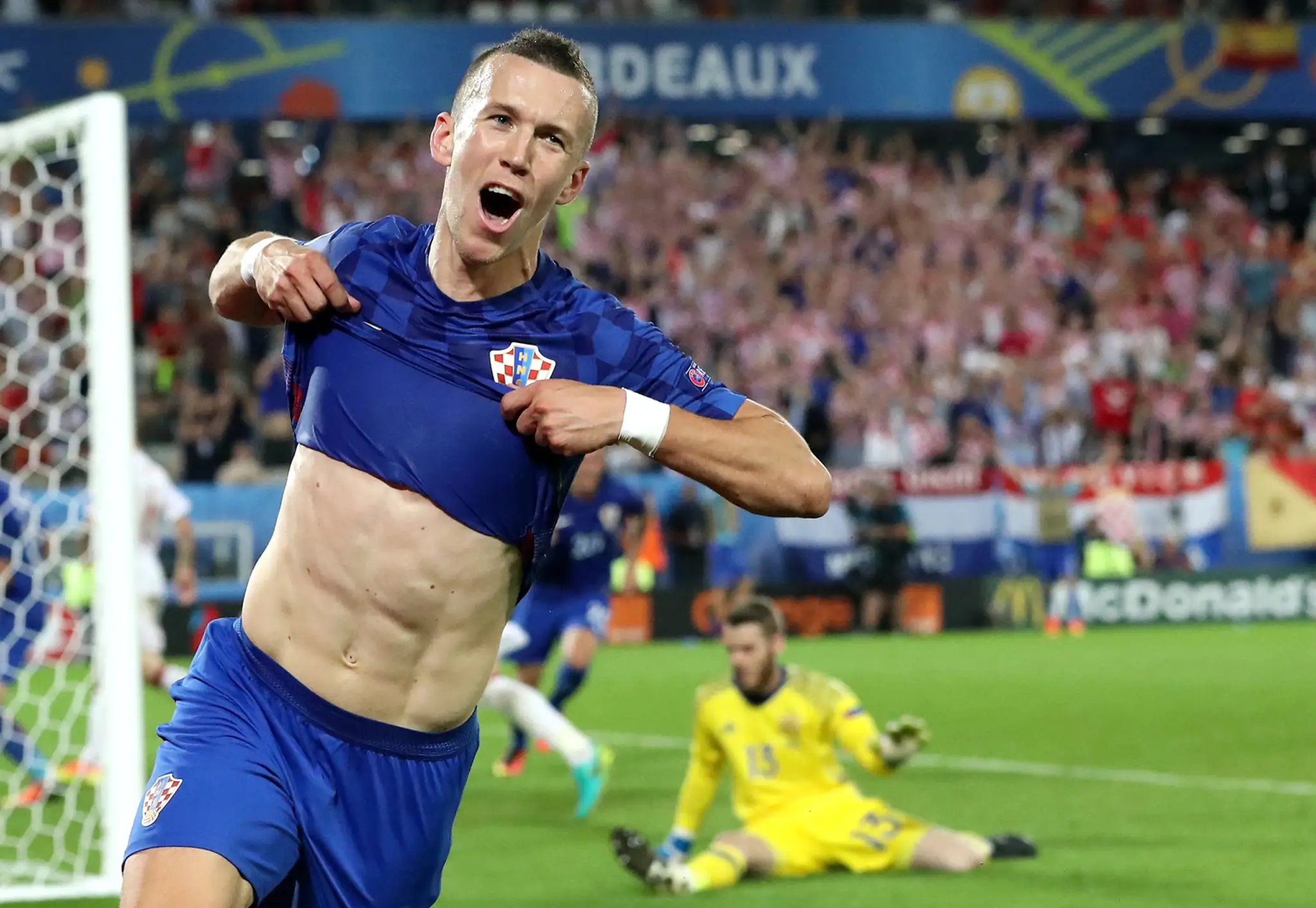 Chorvát Ivan Perišič sa teší zo svojho víťazného gólu v dueli proti Španielsku na ME.