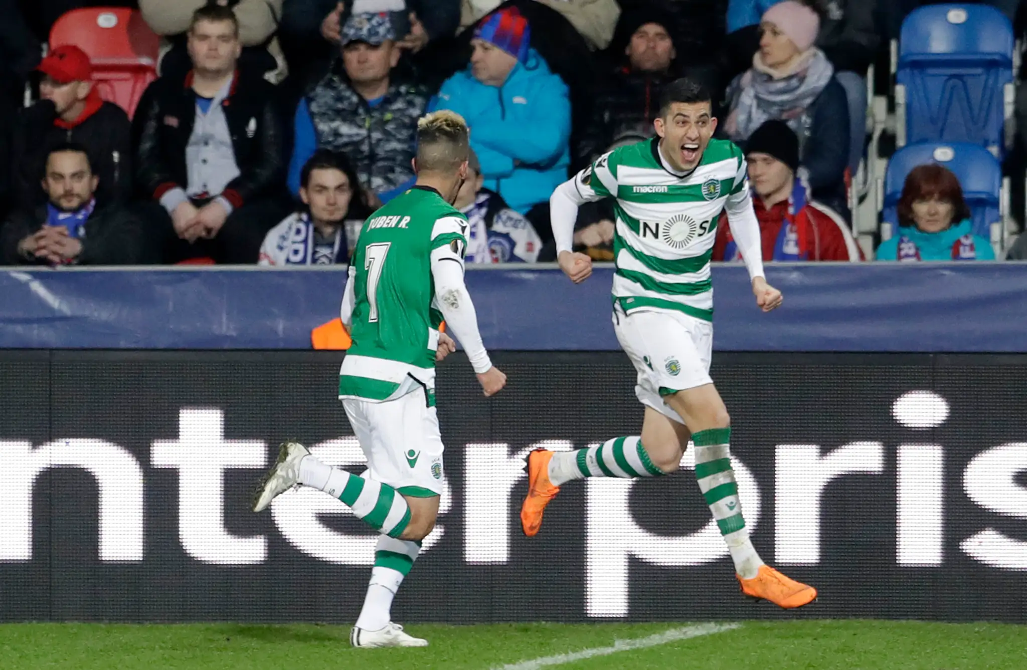 Rodrigo Battaglia (vpravo) a Ruben Ribeiro zo Sportingu Lisabon sa tešia z gólu na pôde Plzne v odvete osemfinále EL.