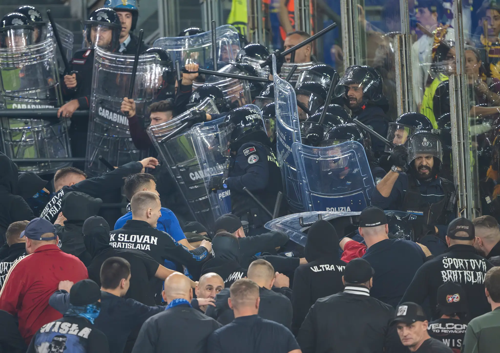 Bitka v sektore hostí počas zápasu Ligy majstrov AS Rím - Slovan Bratislava