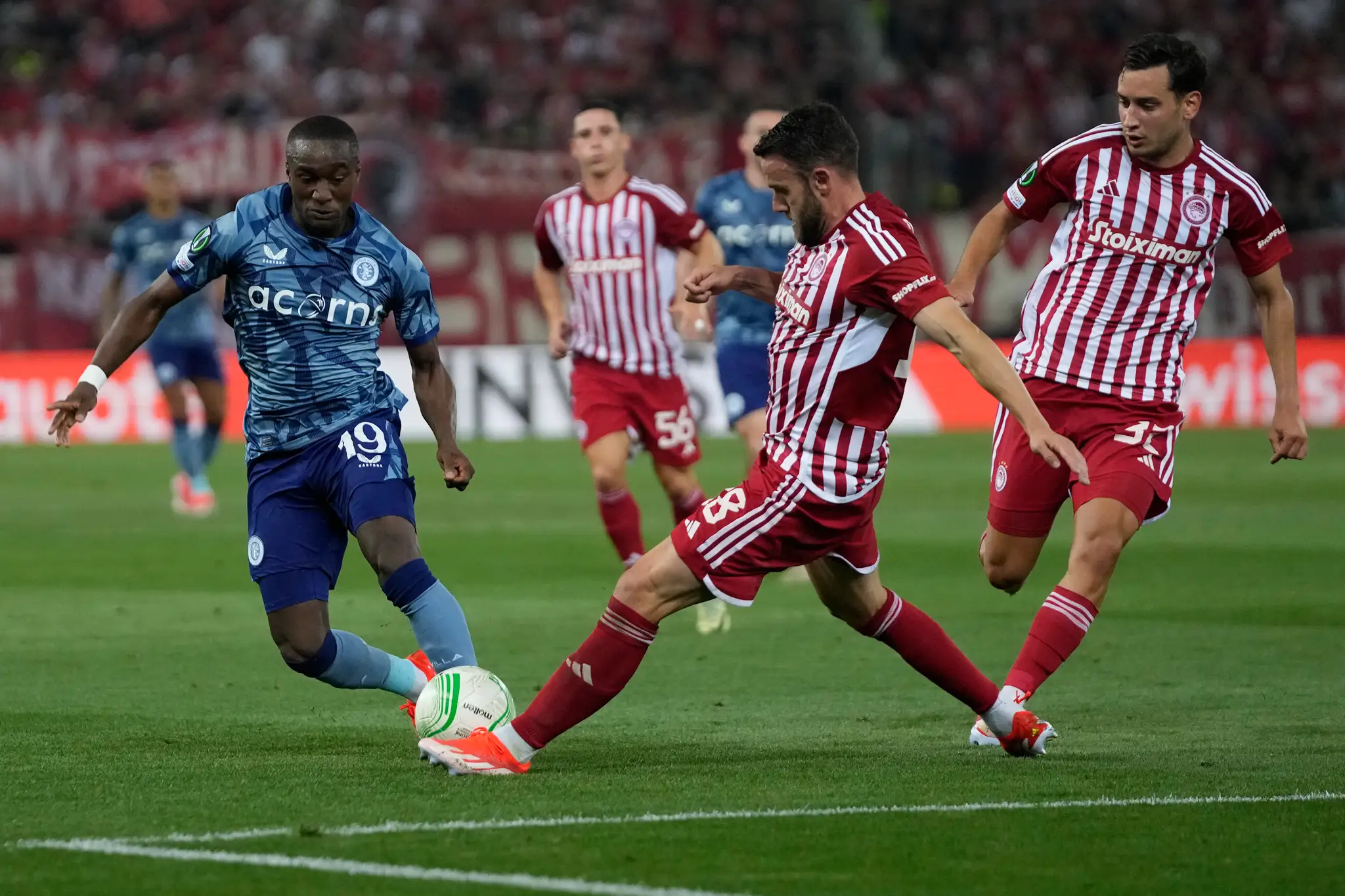 Hráč Aston Villy Moussa Diaby (vľavo) bojuje o loptu s Quiniom z Olympiakosu